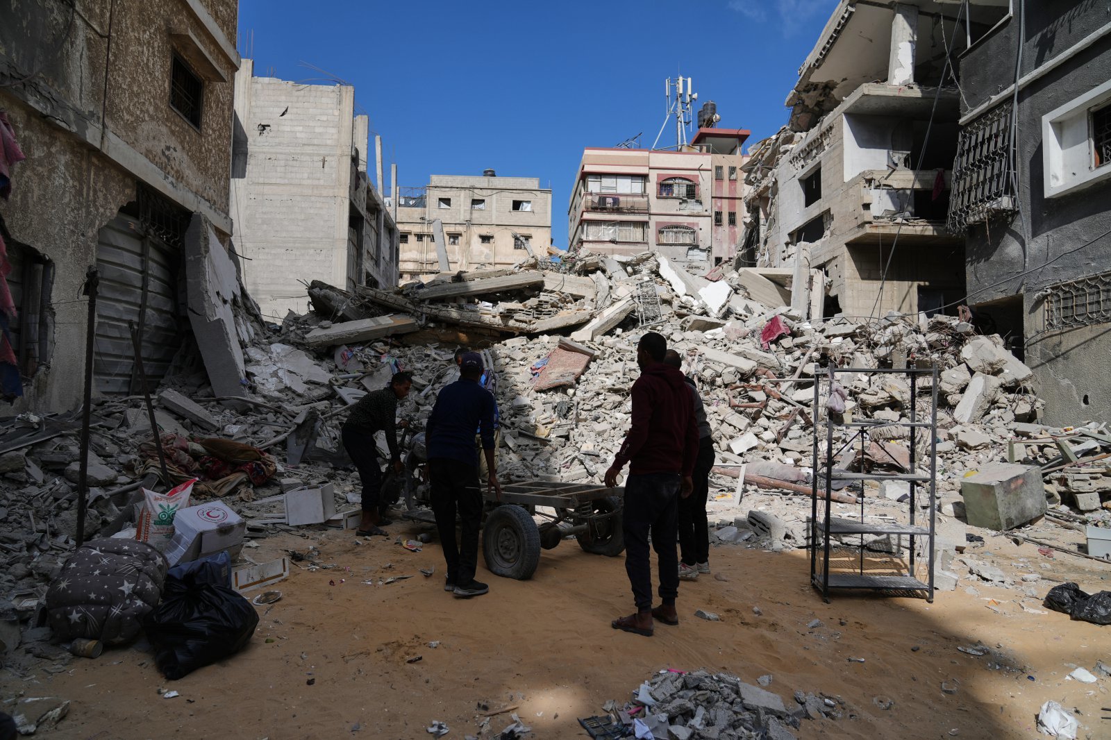 29일(현지 시간) 가자지구 남부 칸유니스에서 팔레스타인 주민들이 이스라엘의 폭격으로 파괴된 건물 잔해를 살피고 있다. 밤사이 이스라엘의 가자지구 공습으로 어린이 포함 최소 104명이 숨진 것으로 파악된다. 2025.10.30.[칸유니스=AP/뉴시스]