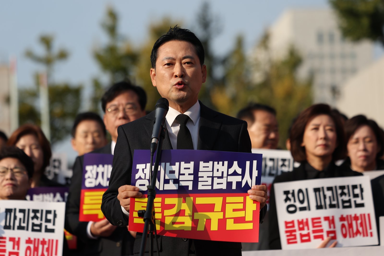 장동혁 국민의힘 대표가 30일 서울 서초구 조은석 특검사무실이 위치한 서울고등검찰청 인근에서 열린 국민의힘 긴급 현장 의원총회에서 규탄 발언을 하고 있다. 2025.10.30. [서울=뉴시스] 김