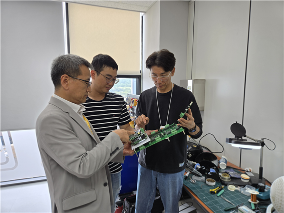 절연저항 정밀 측정장치 국산화에 성공한 송기택 대표와 연구원들