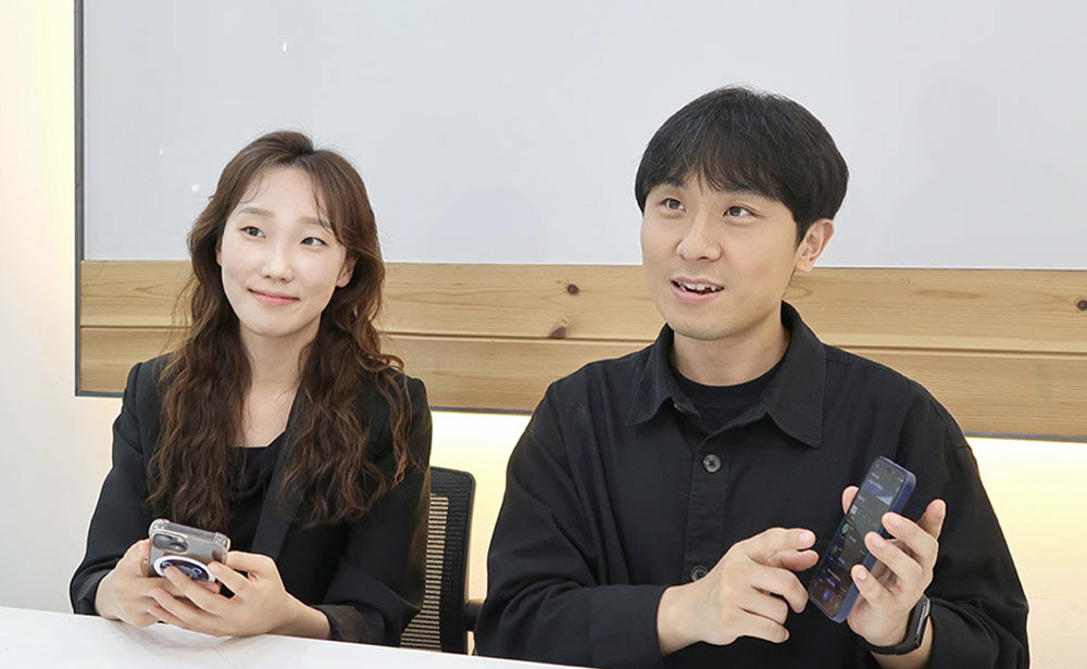 필름어스와 신규 기능에 대해 설명하는 김용민 대표(우)와 조예은 CBO / 출처=IT동아