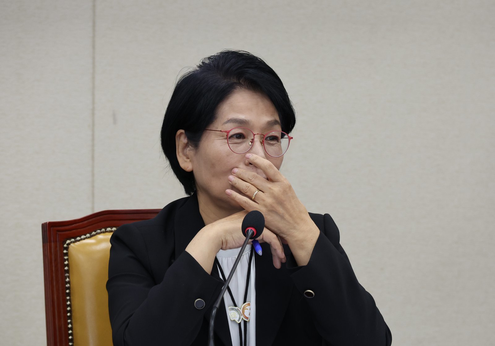 최민희 국회 과학기술정보방송통신위원회 위원장이 30일 서울 여의도 국회에서 열린 국정감사에서 의원 질의를 듣고 있다. 2025.10.30. [서울=뉴시스]