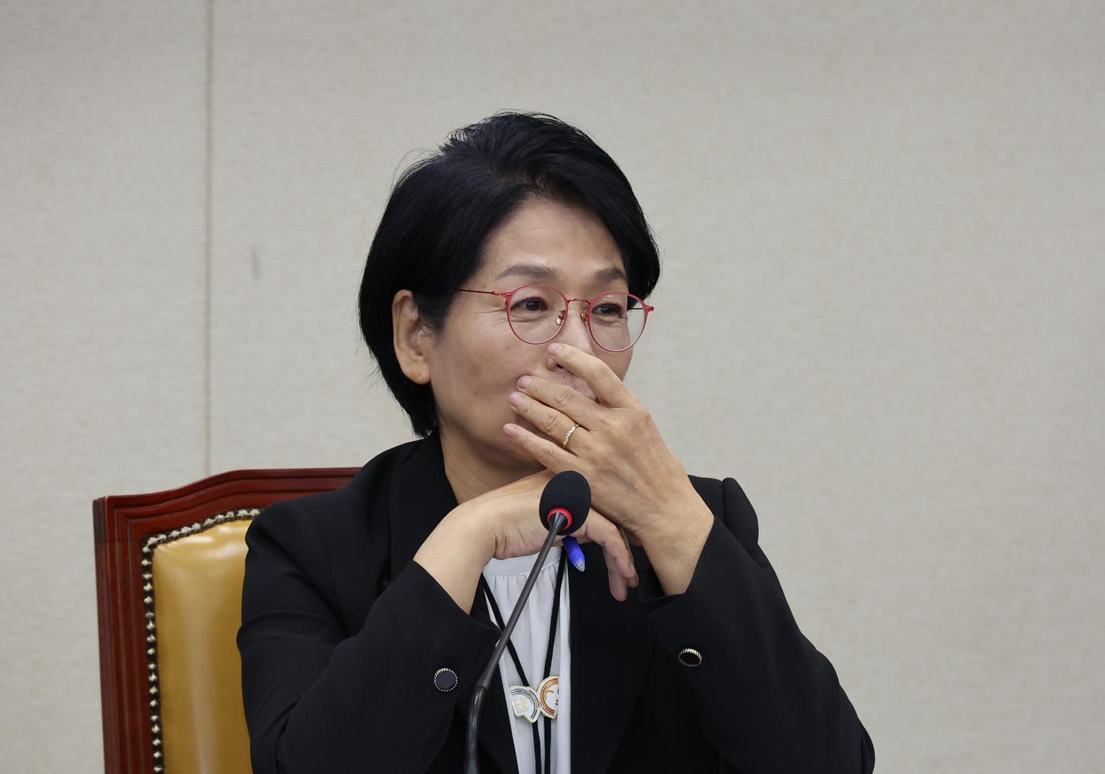 최민희 국회 과학기술정보방송통신위원회 위원장이 30일 서울 여의도 국회에서 열린 국정감사에서 의원 질의를 듣고 있다. 2025.10.30. [서울=뉴시스]