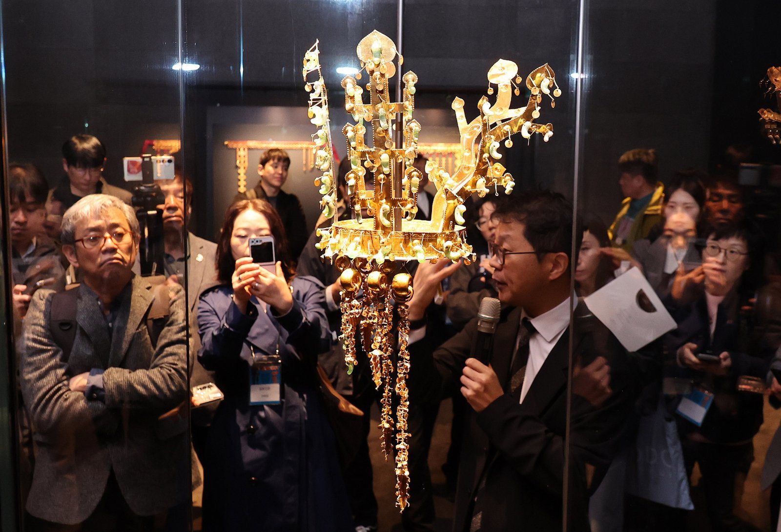 지난 27일 경주 국립경주박물관 신라역사관에서 열린 ‘신라 금관, 권력과 위신’ 특별전 미디어데이에서 참석자들이 신라시대 황남대총 금관을 둘러보고 있다. 이 특별전은 신라 금관이 세상에 처음 알려진 지 104년 만에 6점의 금관이 한자리에 모여 전시되는 사상 최초의 자리다. 뉴스1