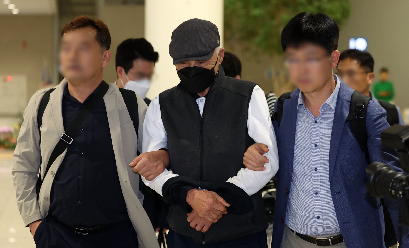 해외도피로 조세포탈 재판에 불출석한 대주그룹 허재호 전 회장이 강제 구인 절차로 송환돼 27일 인천국제공항을 통해 귀국, 압송되고 있다. 2025.05.27. [인천공항=뉴시스]