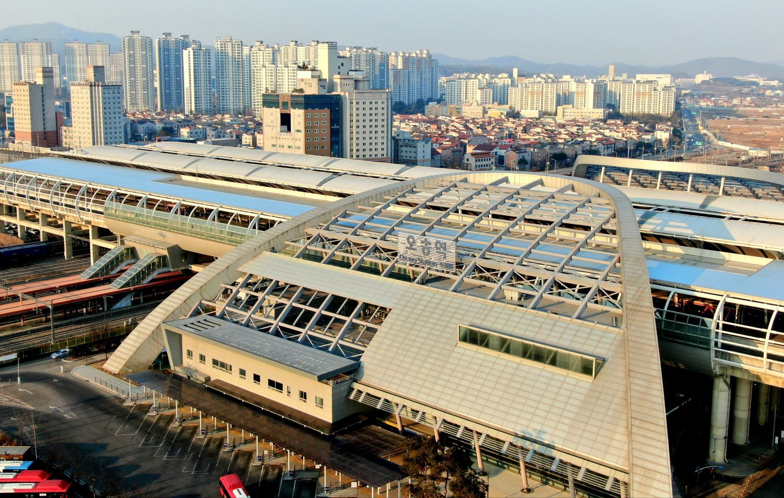 충북 청주시가 추진하는 KTX 오송역 명칭 변경계획이 속도를 내고 있다. 청주시민의 78%가 명칭 변경에 찬성한다는 여론조사 결과가 발표된데 이어 이범석 청주시장은 최근 국가철도공단에 명칭 변경의 당위성을 강조한 바 있다. 사진은 6일 오전 충북 청주시 오송역 모습. 2023.02.06 [청주=뉴시스]