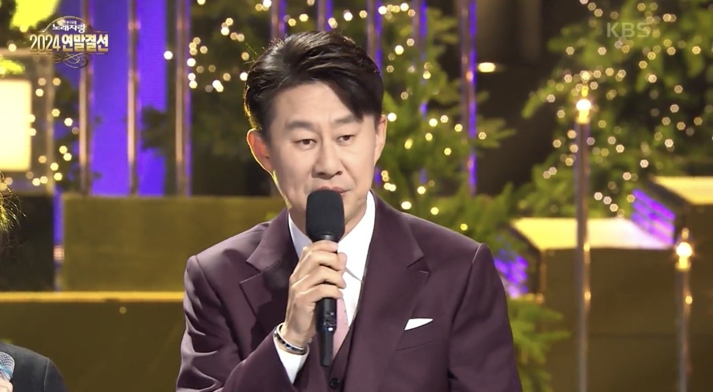 ‘한화 열혈팬’ 코미디언 남희석, KS 4차전 시구…애국가는 가수 조째즈