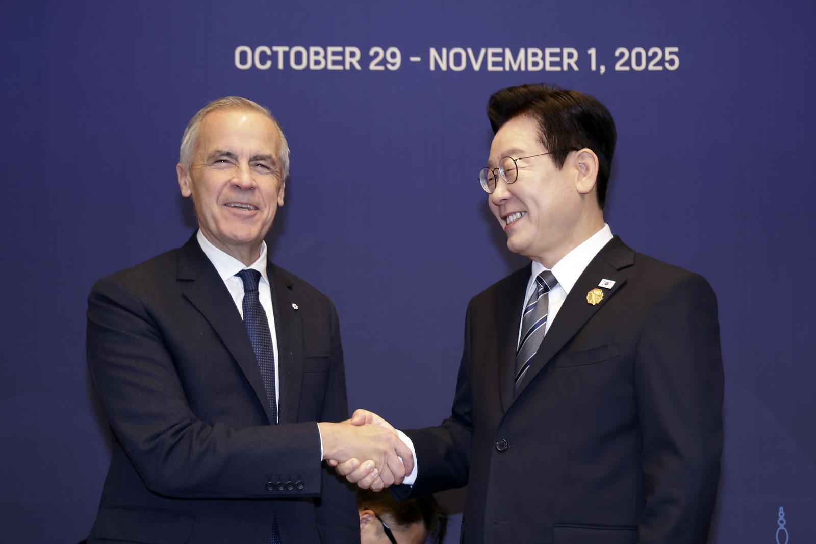 이재명 대통령과 마크 카니 캐나다 총리가 30일 경북 경주시 한 호텔에서 한-캐나다 정상회담 기념촬영을 하고 있다. 2025.10.30. 뉴시스