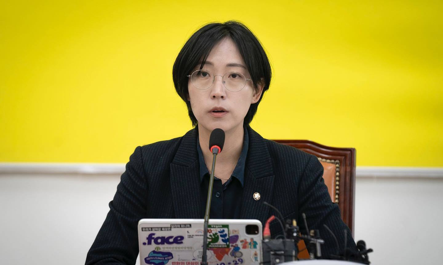 2024년 4월, 국민의힘과 더불어민주당 ‘21대 국회의 양심과 책임을 위한 10대 법안‘의 처리를 요구하는 장혜영 당시 녹색정의당 원내대표 대. (출처=장혜영 전 의원 SNS 캡처)