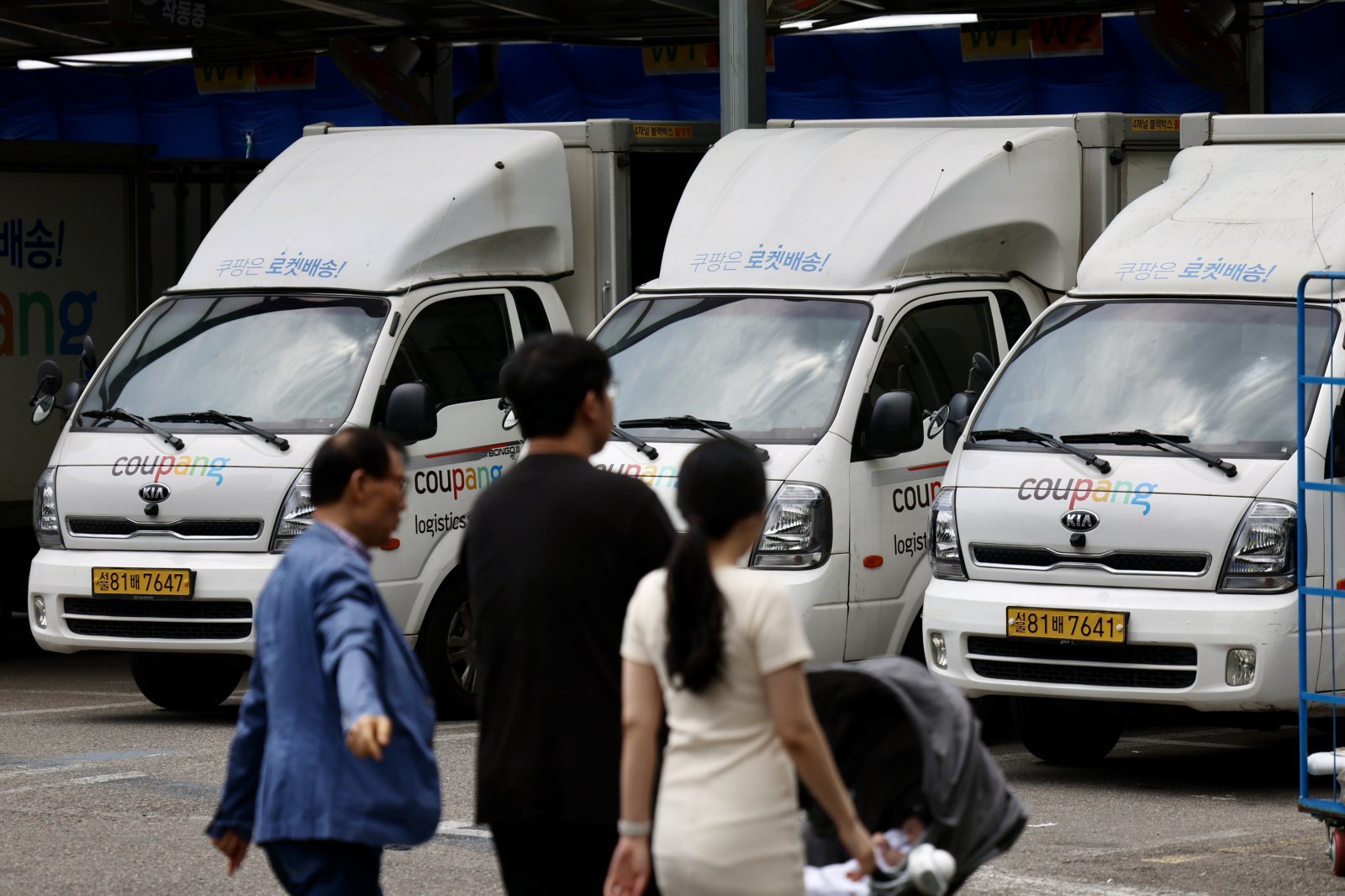 제21대 대통령 선거일을 앞두고 서울 중구 한 쿠팡 차고지에 배달 차량이 주차돼 있다.  쿠팡은 대선 당일 배송기사의 투표권 보장을 위해 주간 로켓배송을 중단했다. (출처=뉴시스)