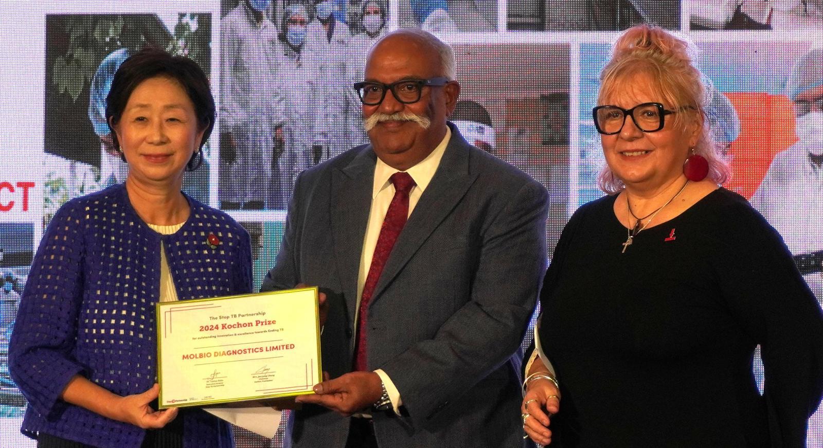 제18회 고촌상 시상식에서 종근당고촌재단 정재정 이사장, 스리람 나타라잔 몰바이오 다이애그노스틱스 대표, 스톱 TB(결핵) 파트너십 루치카 디티우 사무국장(왼쪽부터)이 기념 촬영을 하고 있다. 종근당고촌재단 제공