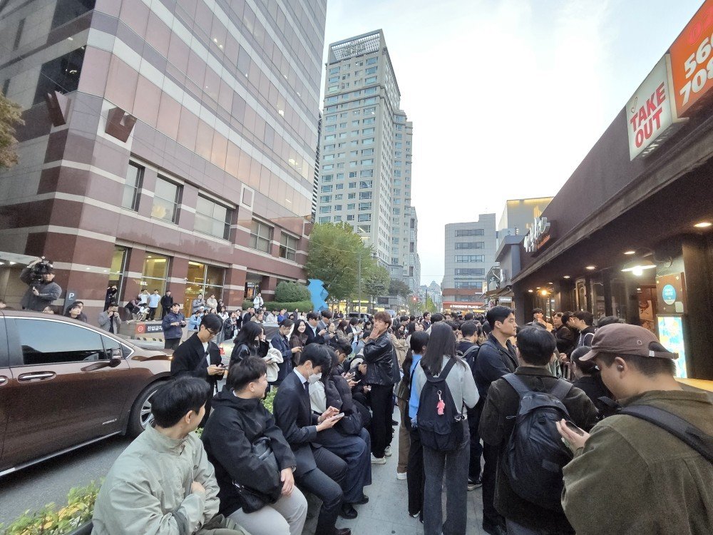 젠슨 황 엔비디아 CEO, 이재용 삼성전자 회장, 정의선 현대자동차그룹 회장이 30일 서울 삼성동 ‘깐부치킨’에서 회동을 갖는 가운데 이들의 만남 수시간 전부터 가게 앞 인도는 사람들로 가득 찼다. 뉴스1