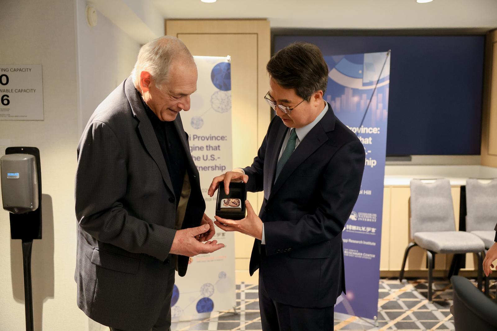 김동연 경기도지사가 미국 현지시간 29일 오전 워싱턴DC에서 로버트 갈루치 조지타운데 석좌교수를 만나  한·미 동맹 협력 방안 및 국제정세에 관해 얘기를 나눈 뒤 기념 촬영을 하고 있다. 경기도 제공