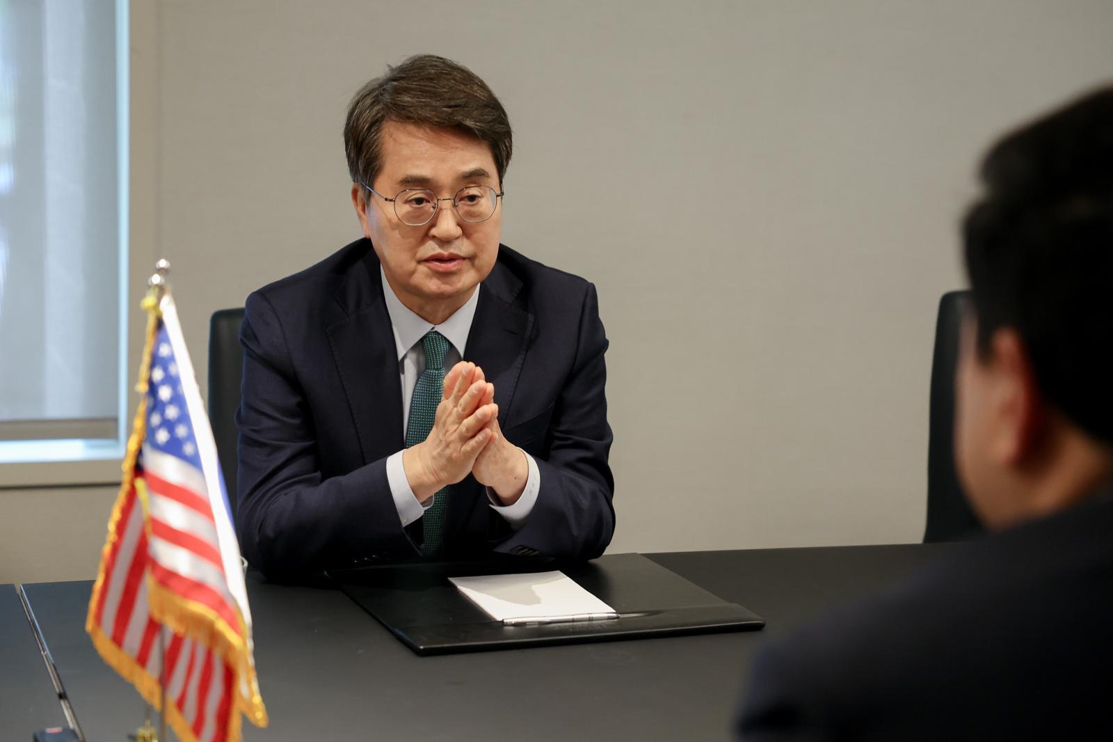 김동연 경기도지사가 미국 현지시간 29일 오전 워싱턴DC 러셀 상원의원 청사에서 미국 싱크탱크 CSIS의 제이슨 정 수석고문을 만나 한·미 동맹 협력 방안 및 국제정세에 관해 얘기를 나누고 있다. 경기도 제공