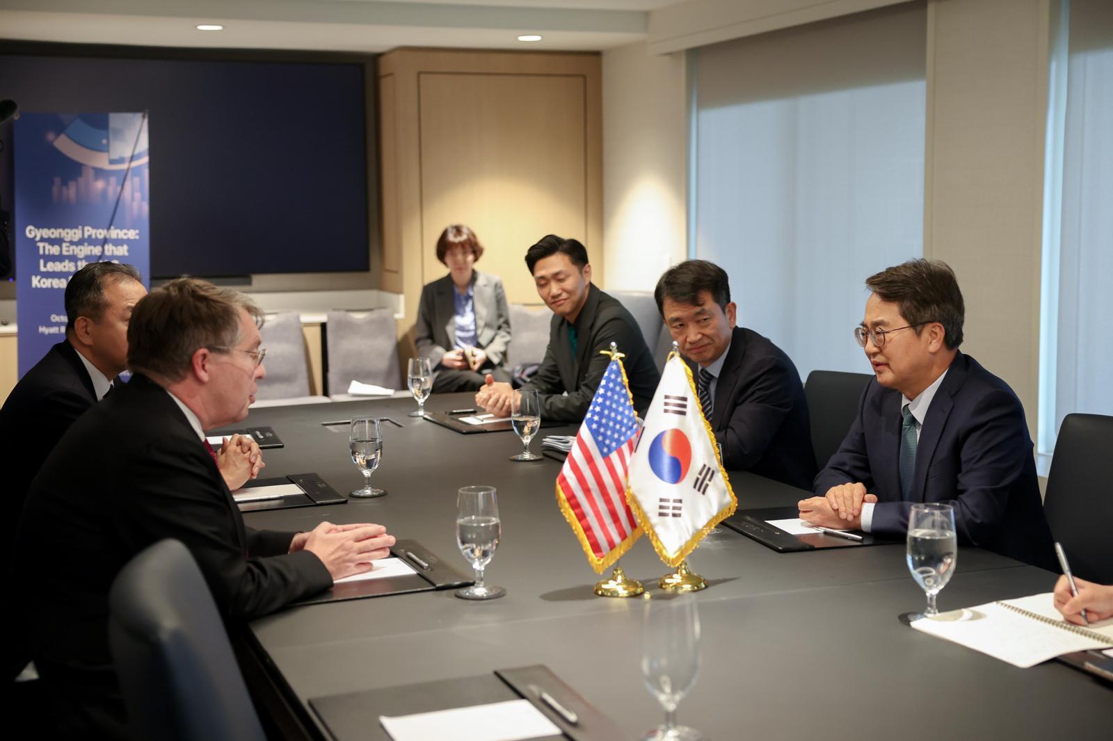 김동연 경기도지사가 미국 현지시간 29일 오전 워싱턴DC에서 스콧 스나이더 KEI(한미경제연구소) 회장과 한·미 동맹 협력 방안 및 국제정세에 관해 얘기를 나누고 있다. 경기도 제공