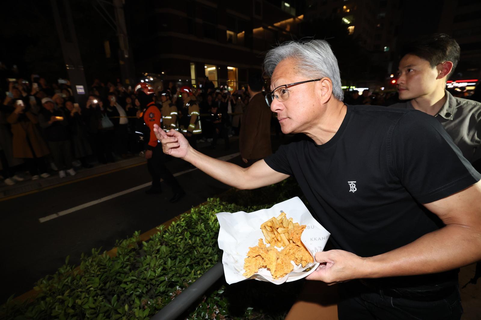 젠슨황 엔비디아 최고경영자가 30일 이재용 삼성전자 회장, 정의선 현대자동차그룹 회장과 서울 강남구 깐부치킨 매장에서 치킨 회동 중 밖으로 나와 시민들에게 치킨 등을 나눠주고 있다. 2025.10.30. 사진공동취재단