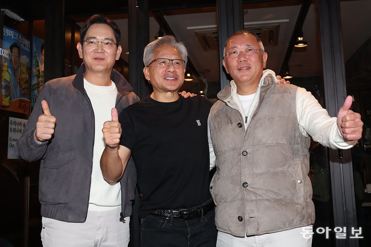 이재용 삼성전자 회장(왼쪽부터)과 젠슨 황 엔비디아 최고경영자(CEO), 정의선 현대차그룹 회장이 30일 저녁 서울 삼성동의 한 치킨집에서 ‘치맥’ 회동을 마친 후 인사를 하고 있다. 변영욱 기자
