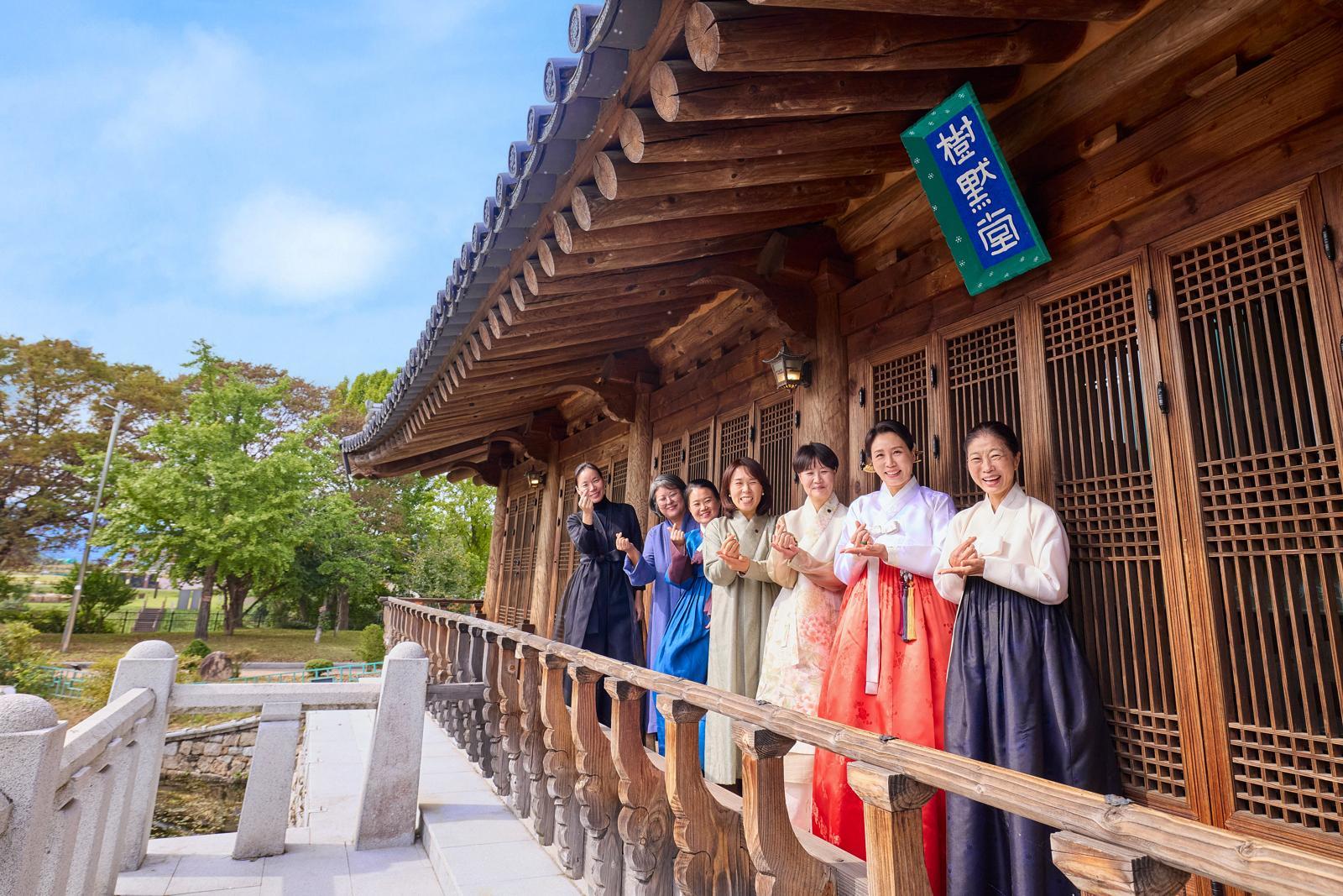 김혜경 여사가 30일 경북 국립경주박물관 내 수묵당에서 열린 한복디자이너 차담회에서 참석자들과 함께 기념촬영을 하고 있다. (대통령실 제공) 뉴스1