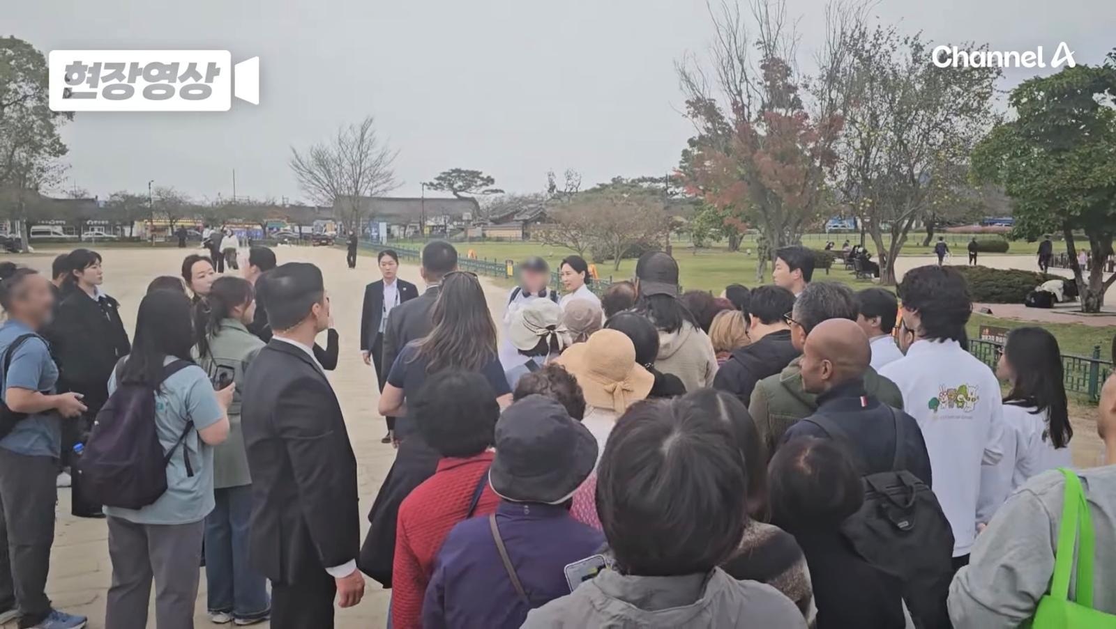 김혜경 여사가 30일 한복 차림으로 경북 경주 대릉원과 첨성대를 잇는 거리를 도보로 이동하며 관광객들 및 경주 시민들과 만나 인사를 나누고 사진 촬영을 했다. 채널A