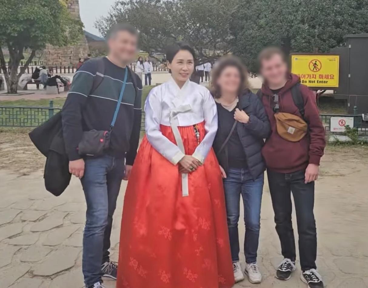 김혜경 여사, 한복 차림으로 첨성대 등장…관광객과 사진 촬영