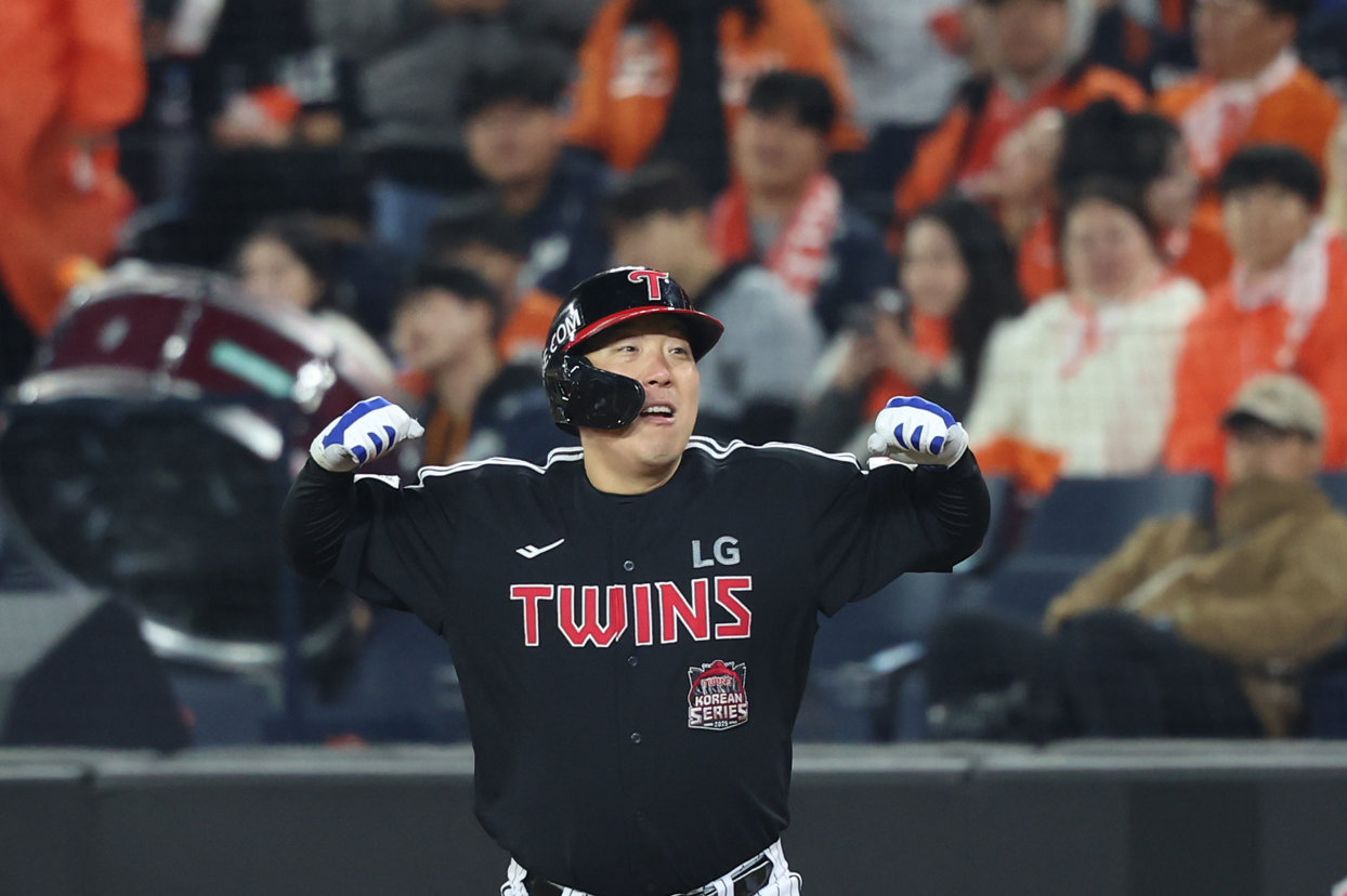 ‘9회 대역전극’ LG, 4차전서 한화 7-4 제압…우승 ‘1승 남았다’