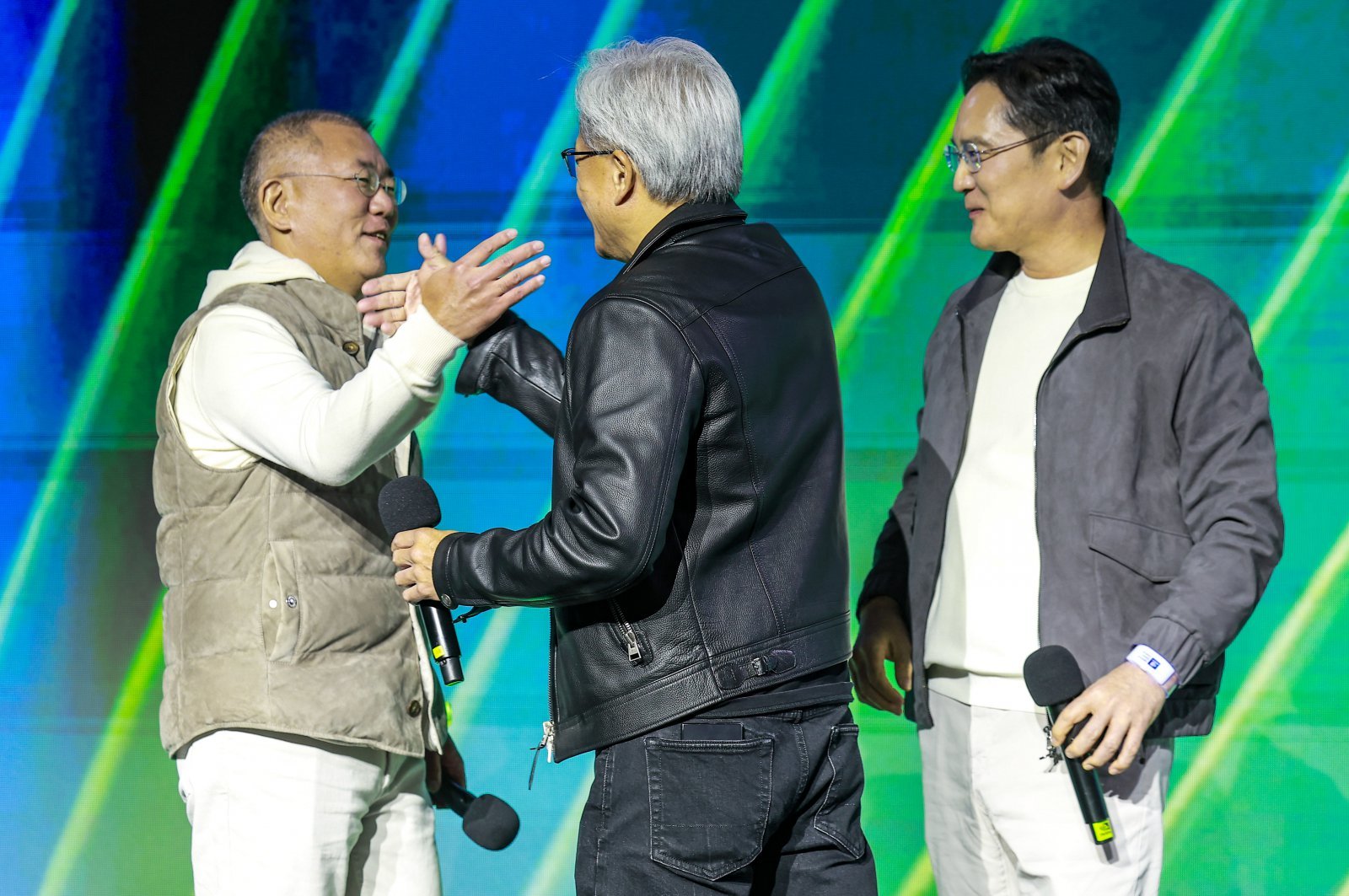 젠슨 황 엔비디아 최고경영자(CEO)가 30일 서울 강남구 코엑스에서 열린 엔비디아 지포스 게이머 페스티벌에서 이재용 삼성전자 회장과 정의선 현대차그룹 회장과 인사를 있다. 사진공동취재