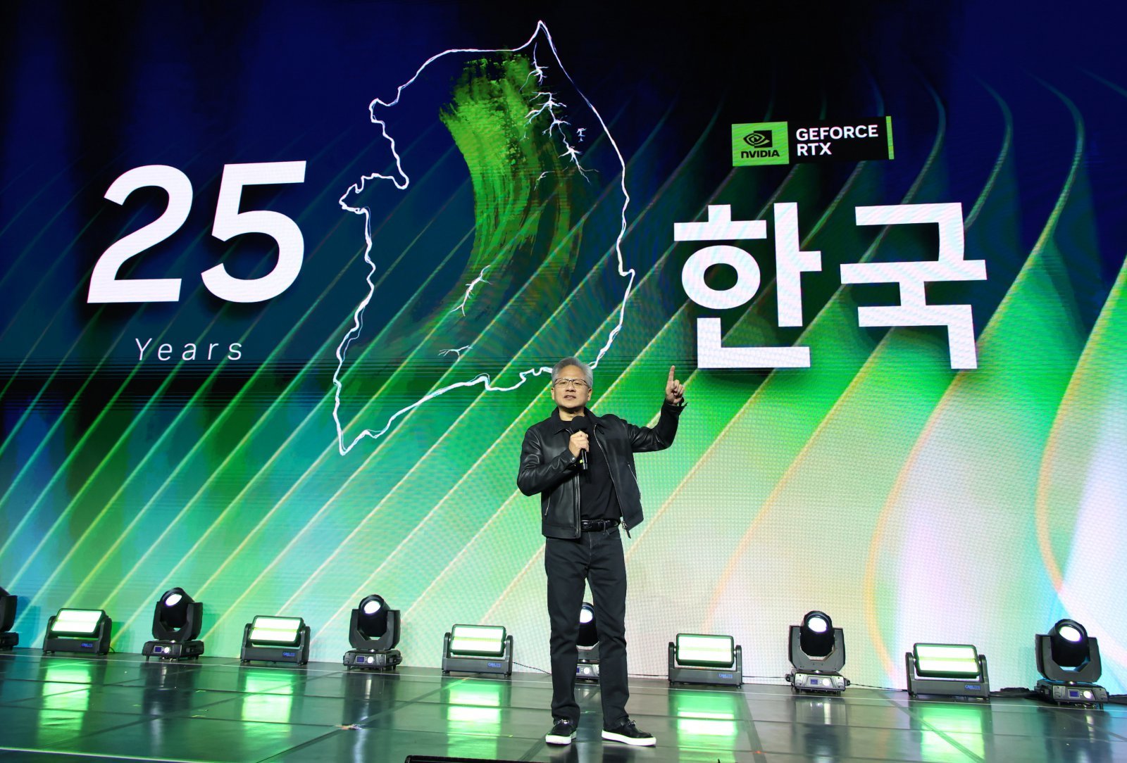 젠슨 황 엔비디아 CEO가 30일 밤 서울 강남구 코엑스 K-POP 광장에서 지포스(GeForce) 한국 25주년을 기념해 열린 ‘지포스 게이머 페스티벌’에 참가해 발언하고 있다. 사진공동취재