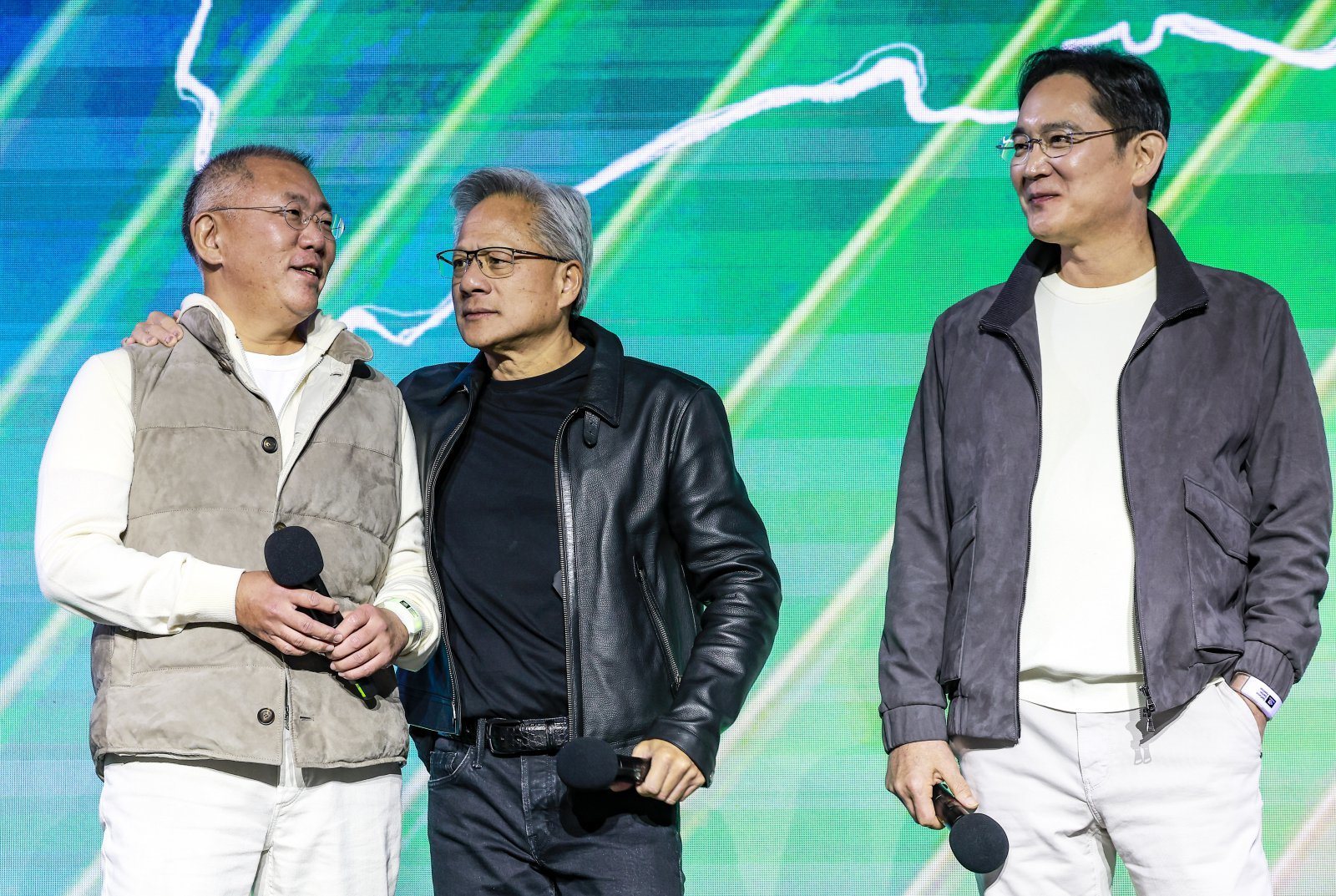 젠슨 황 엔비디아 최고경영자(CEO)와 이재용 삼성전자 회장, 정의선 현대차그룹 회장이 30일 서울 강남구 코엑스에서 열린 엔비디아 지포스 게이머 페스티벌에 참석하고 있다. 사진공동취재