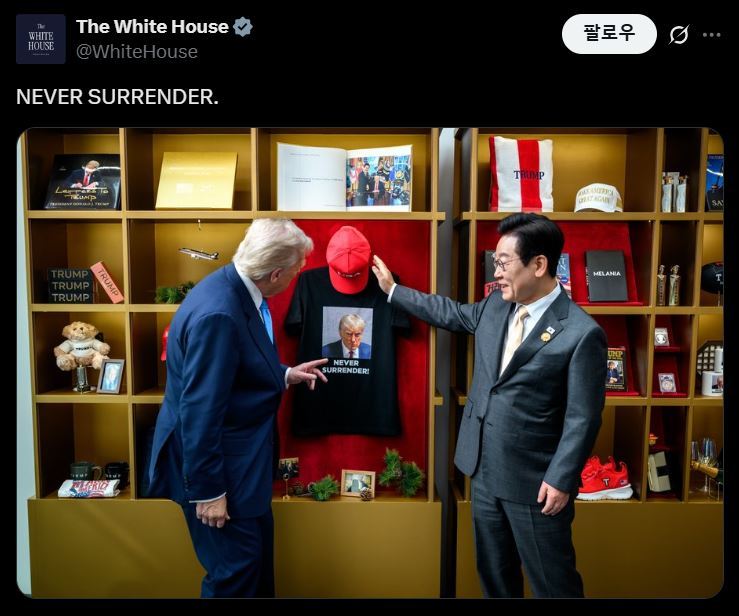 미국 백악관은 29일(현지 시간) 이재명 대통령과 도널드 트럼프 미 대통령이 정상회담 장소인 국립경주박물관 내부에 전시된 ‘트럼프 굿즈’를 함께 바라보는 모습을 공개했다. 엑스(X·옛 트위터) 캡처