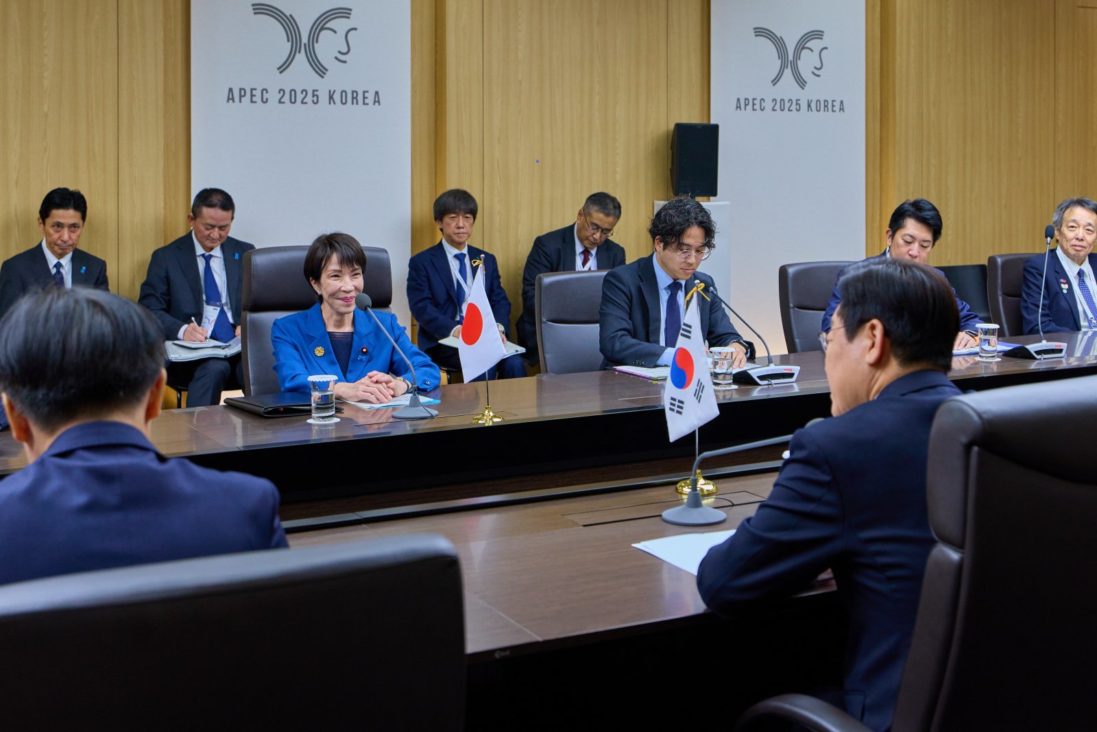 이재명 대통령과 다카이치 사나에 일본 총리가 30일 경북 경주 APEC 정상회의장에서 한일 정상회담을 하고 있다. 대통령실 제공