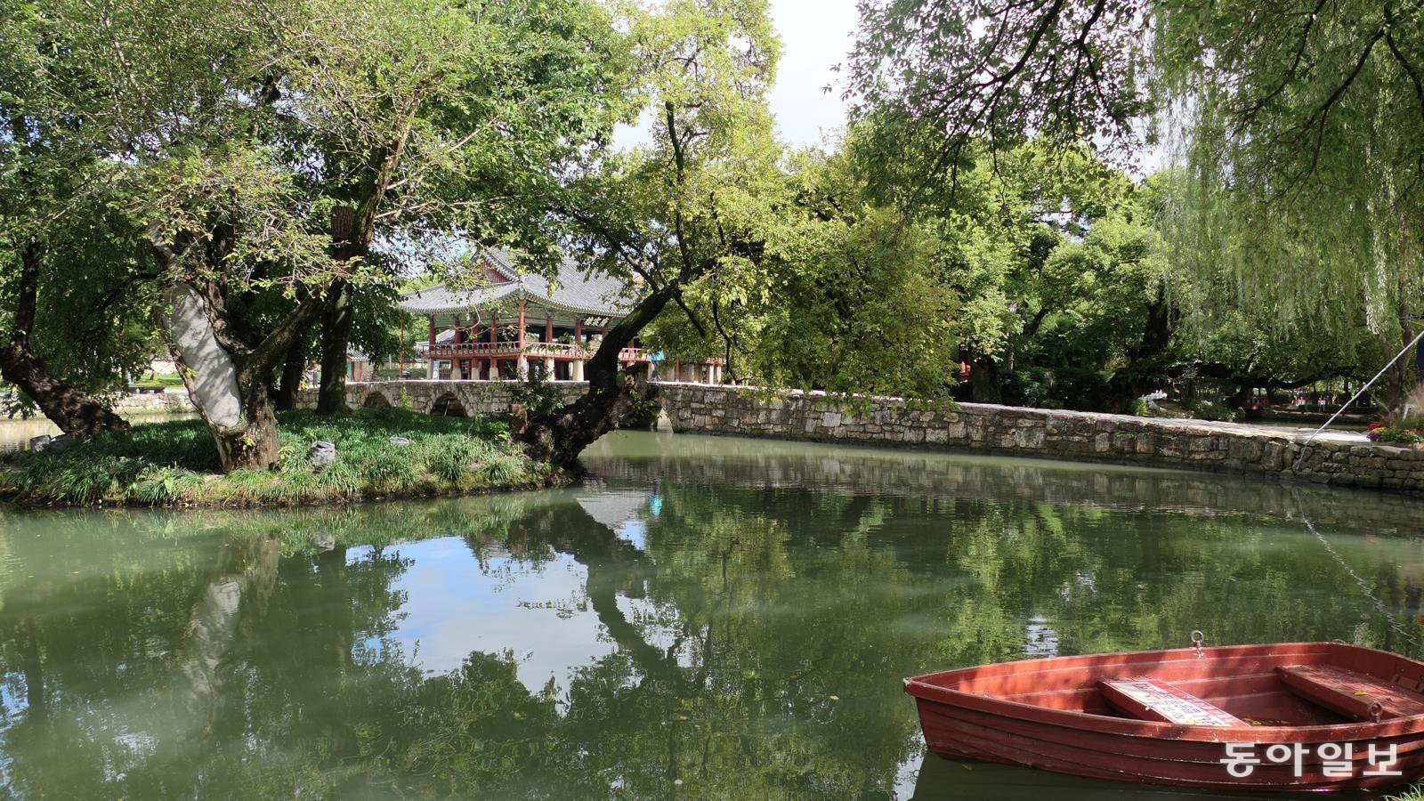 광한루원 연못 연지에 조각배 한 척 떡 있다. 연지는 은하수를 상징한다.