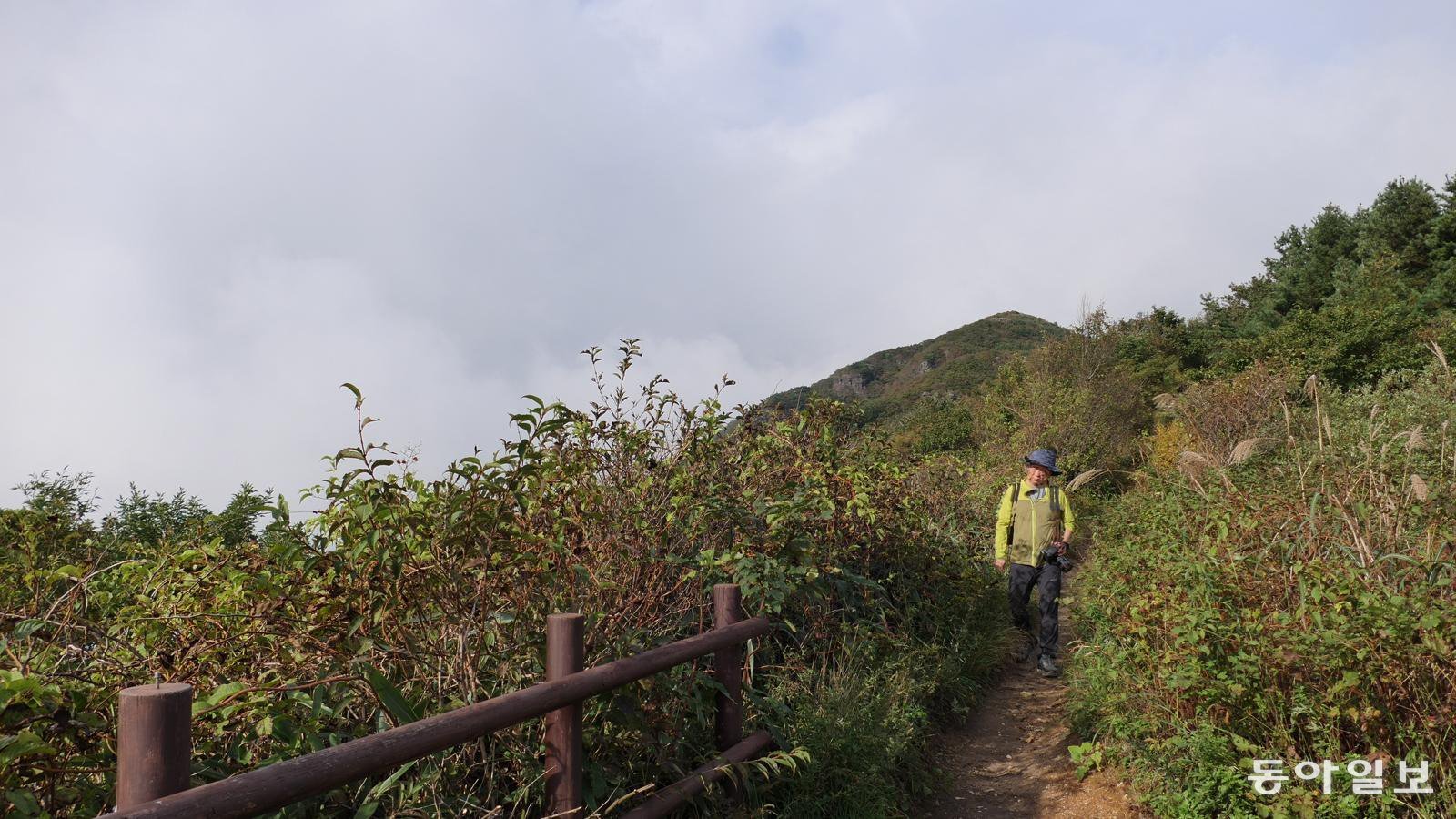 정령치 고갯마루 능선. 한쪽이 구름으로 가득하다.