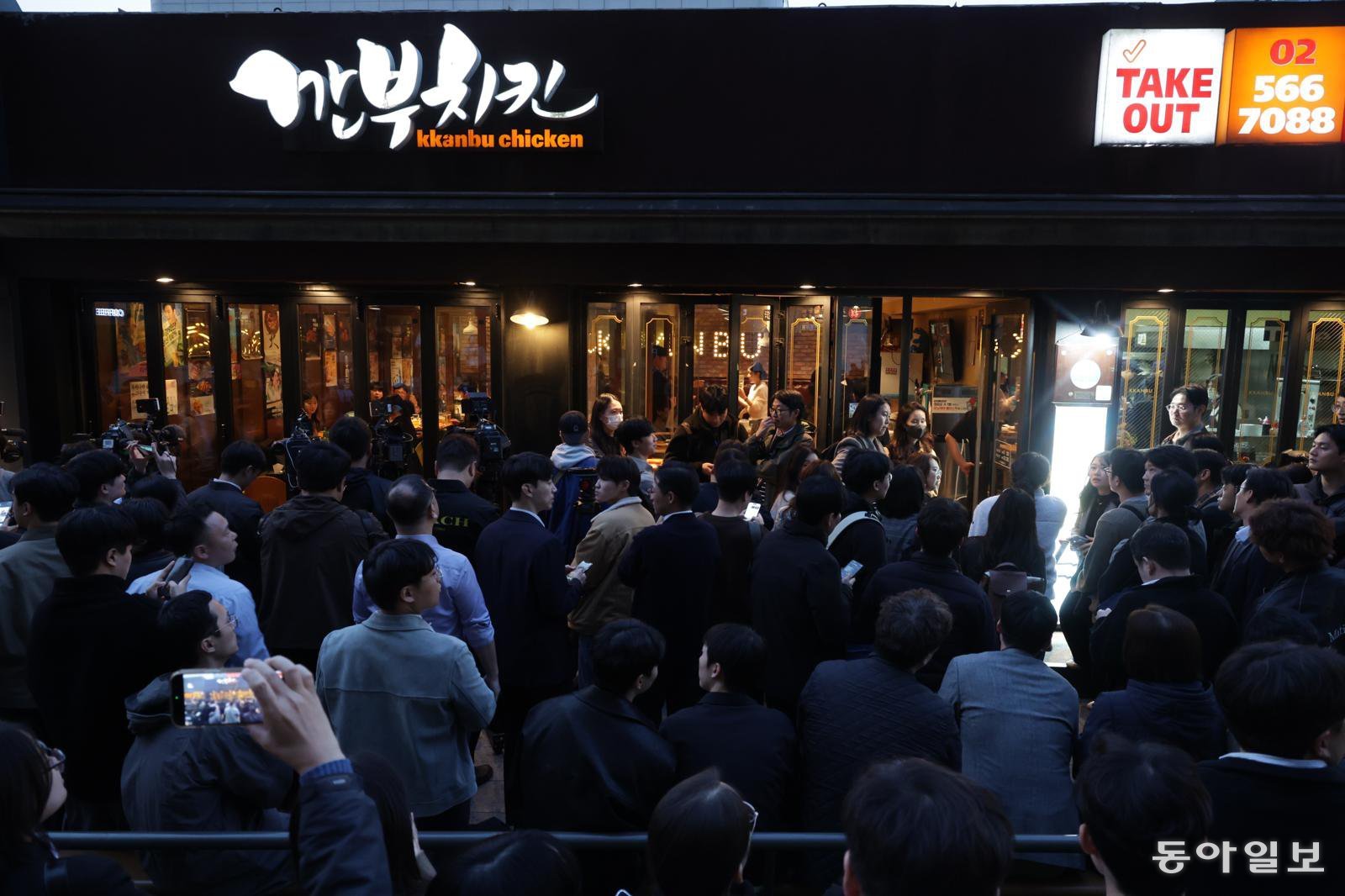 이재용, 정의선, 젠슨황 엔비디아 대표가 회동하기로 한 서울 강남구 깐부치킨 삼성점에 30일 오후 5시 30분 기자들이 몰려 있다.

			변영욱 기자 cut@donga.com