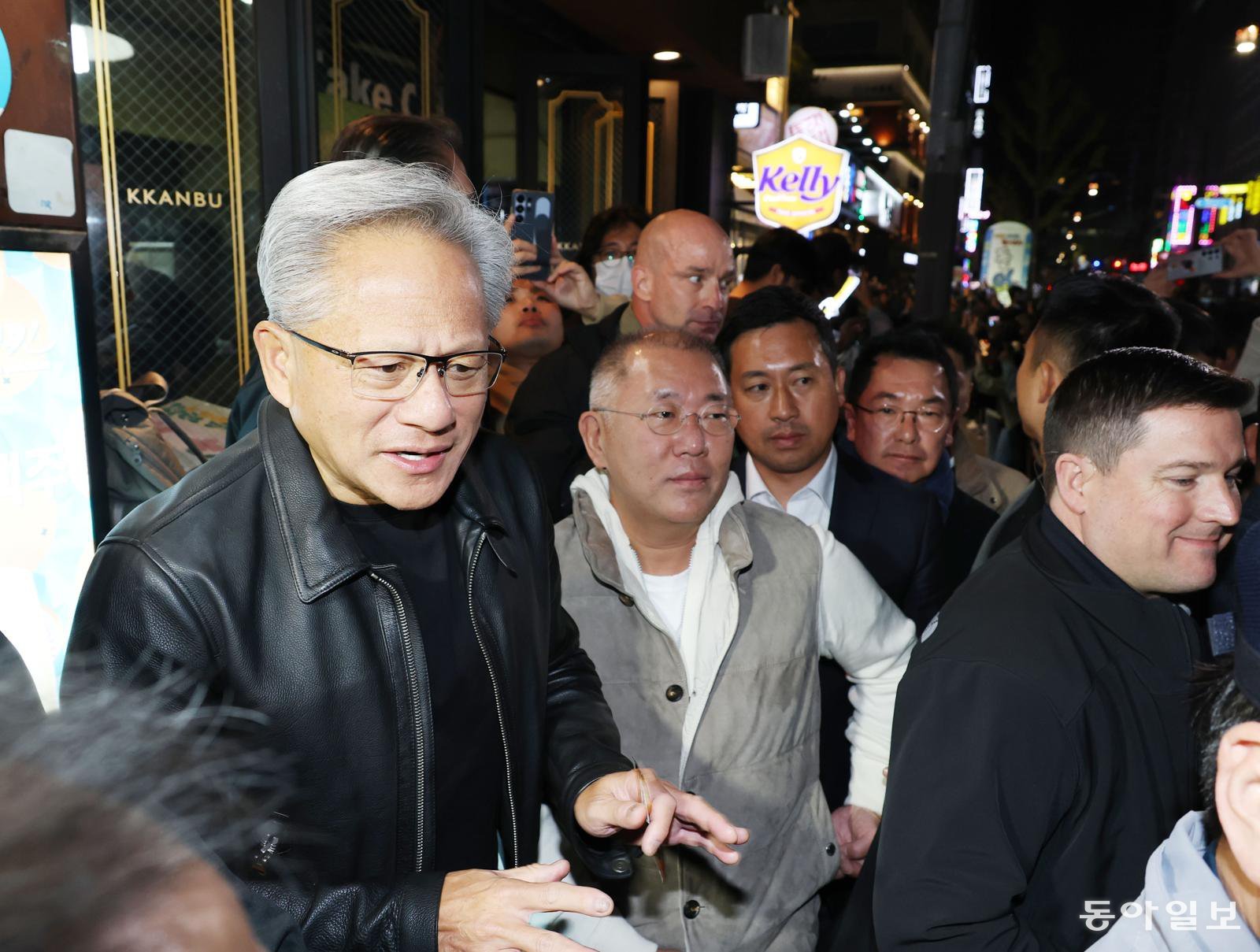 젠슨 황 엔비디아 최고경영자(CEO)가 30일 오후 서울 강남구 삼성역 인근 깐부치킨 매장에서 이재용 삼성그룹 회장, 정의선 현대차그룹 회장과 치킨 회동을 하고 있다. 변영욱 기자 cut@donga.com