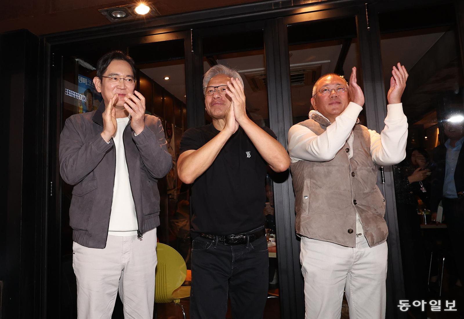 이재용 삼성전자 회장(왼쪽부터)과 젠슨 황 엔비디아 최고경영자(CEO), 정의선 현대차그룹 회장이 30일 저녁 서울 삼성동의 한 치킨집에서 ‘치맥’ 회동을 마친 후 인사를 하고 있다. 변영욱 기자 cut@donga.com