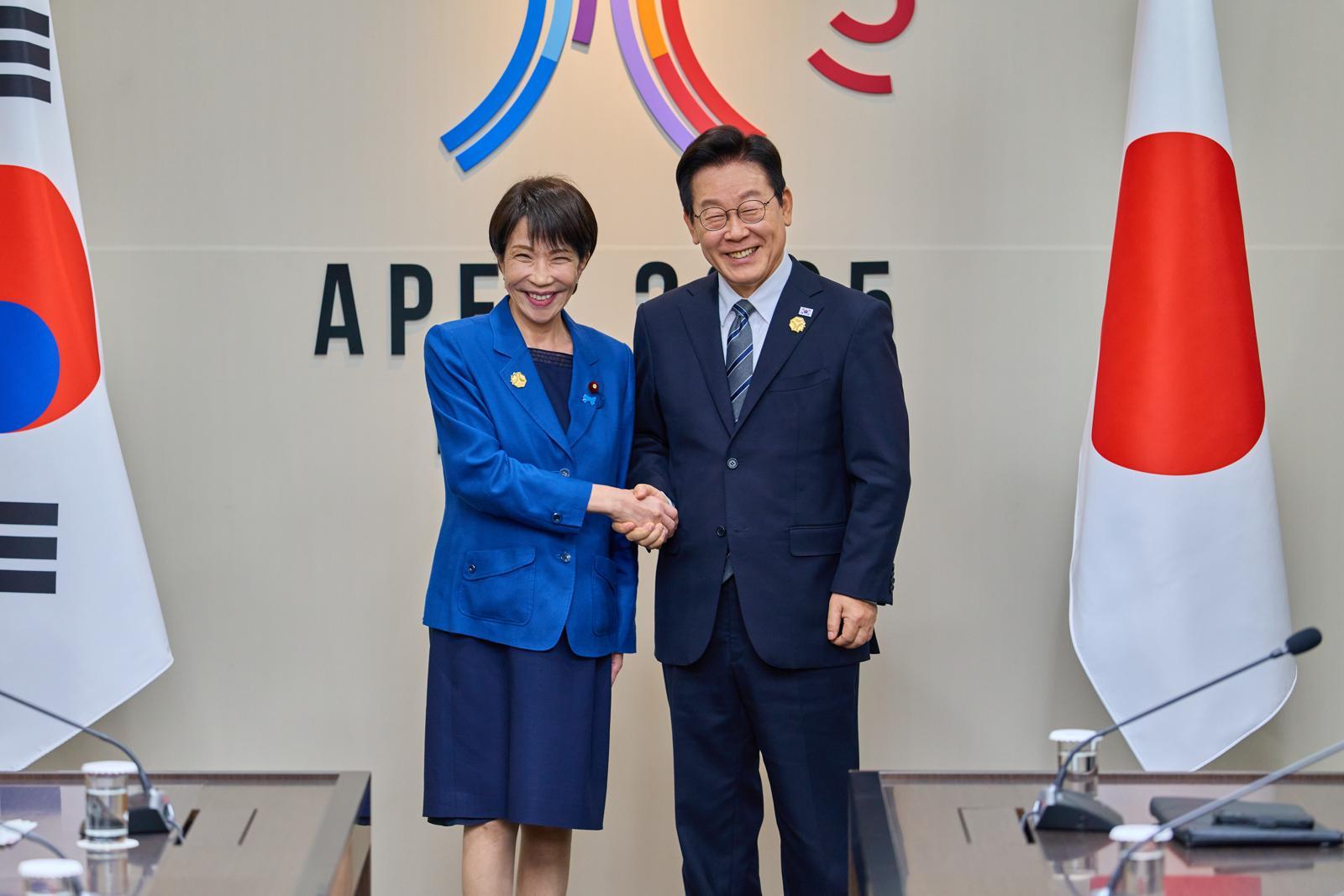 이재명 대통령과 다카이치 사나에 일본 총리가 30일 경북 경주 APEC 정상회의장에서 열린 한일 정상회담에 앞서 악수하고 있다. 대통령실 제공