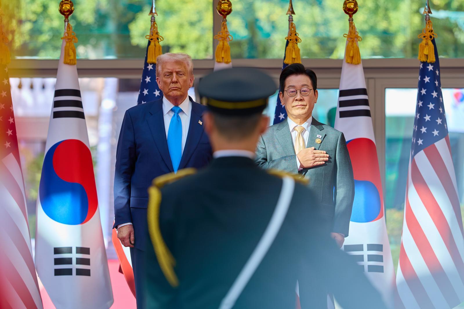 대통령실은 지난 29일 이재명 대통령과 도널드 트럼프 미국 대통령이 경북 경주박물관에서 열린 공식 환영식에서 국민의례 하는 모습을 30일 SNS에 공개했다. 이재명 대통령 SNS