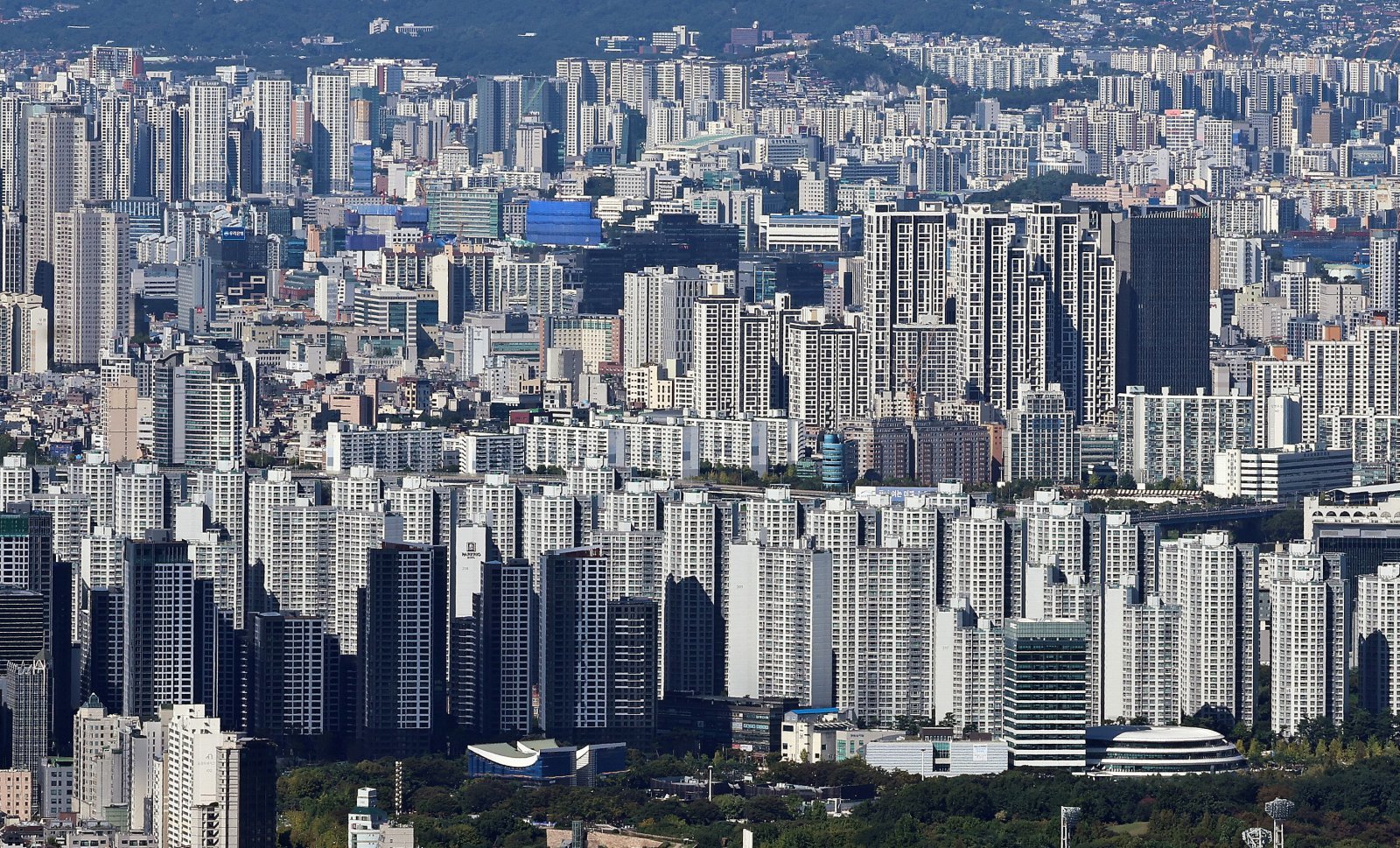 경기 광주시 남한산성에서 내려다본 서울의 아파트 단지 모습. 뉴스1 자료사진