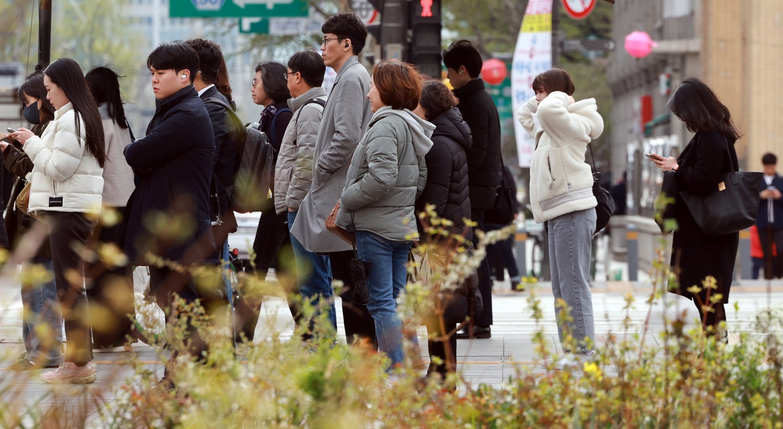 아침 최저기온이 평년보다 3~8도가량 낮은 쌀쌀한 날씨를 보인 14일 오전 서울 종로구 광화문 네거리에서 직장인들이 출근길을 서두르고 있다. 2025.4.14 뉴스1