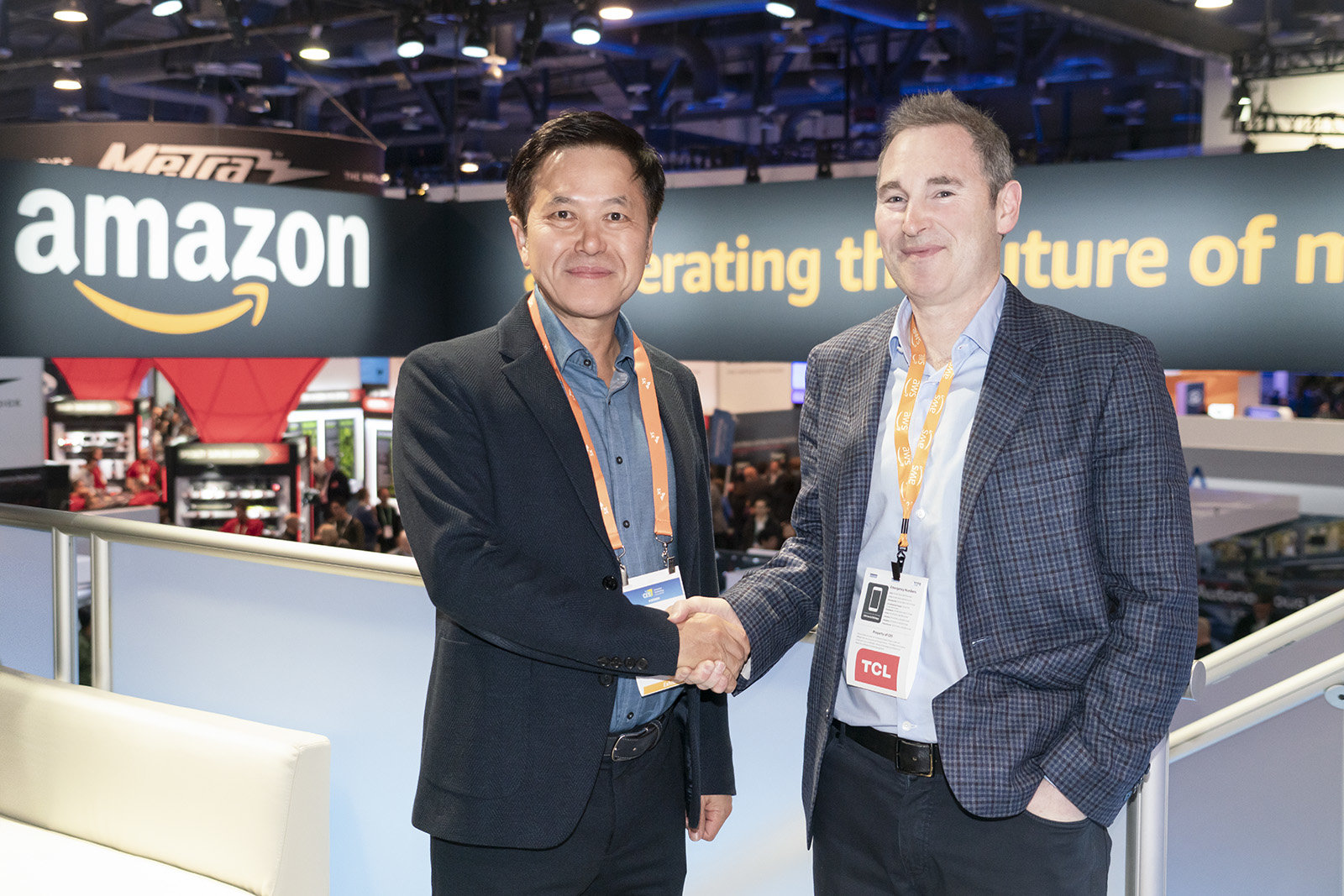 박정호 SK텔레콤 사장(왼쪽)이 8일(현지시간) 미국 라스베이거스에서 열린 국제가전전시회 ‘CES 2020’ 내 아마존 부스에서 앤디 제시 아마존웹서비스 CEO와 악수를 하고 있다. (SK텔레콤 제공) 2020.1.9
