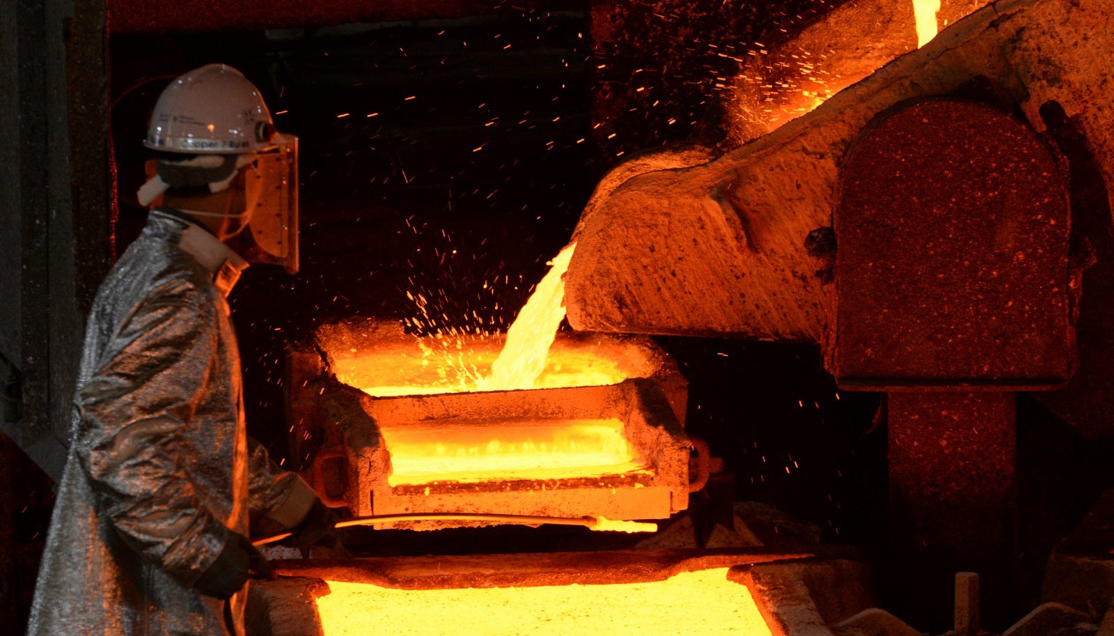 산업수도 울산에 위치한 국내 유일 동제련소 이면서 구리 생산량 세계 2위 규모인 LS MnM 에서 7일 1250도의 구리 용광로에서 주조작업을 하고 있다. LS MnM 의 365일 꺼지지 않는 용광로의 불꽃처럼 2025년 새해에는 대한민국 경기가 되살아나길 기원한다. 2025.01.07 [울산=뉴시스]