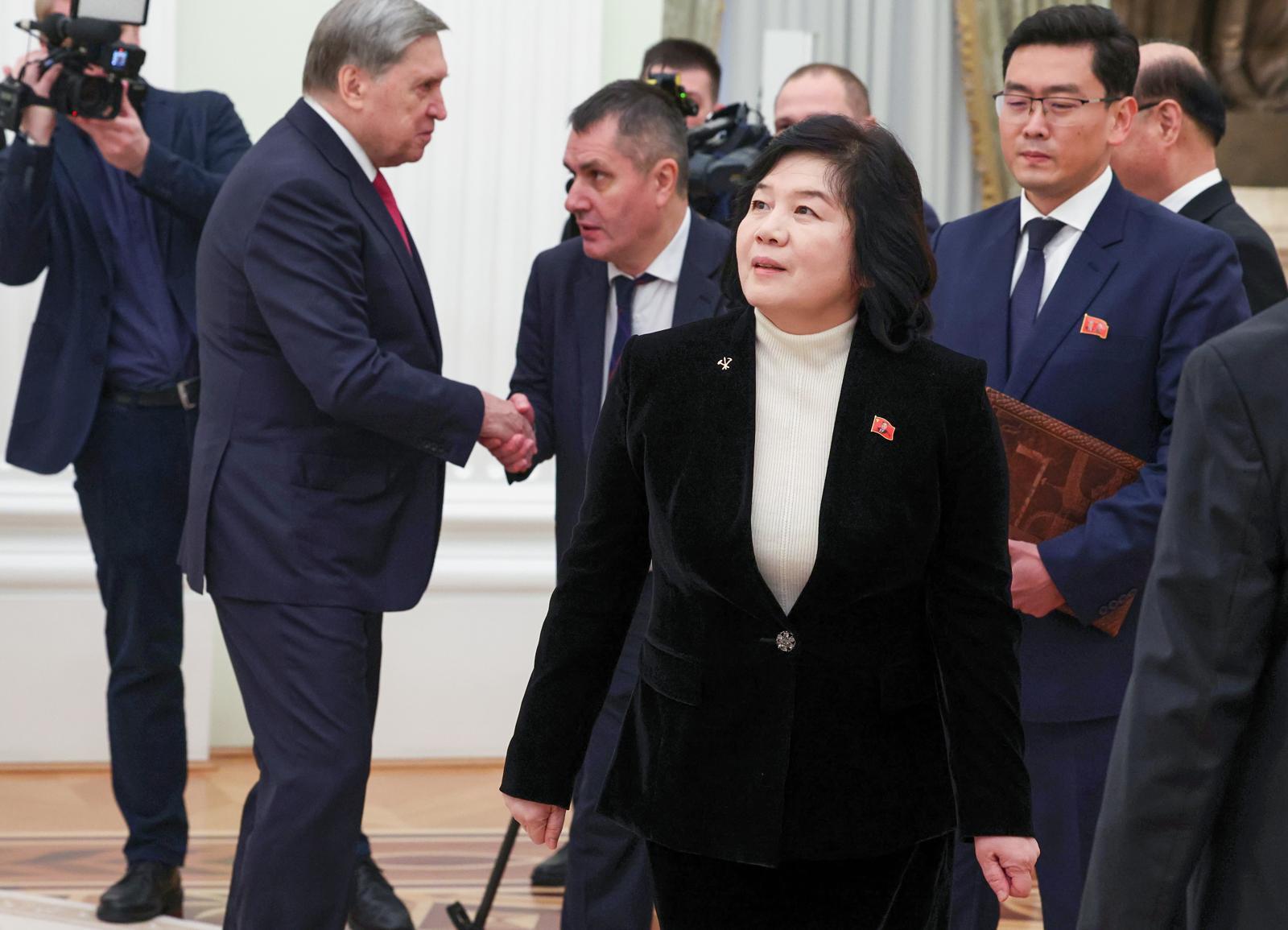 최선희 북한 외무상이 27일(현지 시간) 블라디미르 푸틴 러시아 대통령을 예방하기 위해 러시아 모스크바 크렘린궁에 도착하고 있다. 푸틴 대통령은 북러 관계가 계획대로 발전하고 있다고 말하며 김정은 위원장에게 안부를 전했다. 2025.10.28.[모스크바=AP/뉴시스]
