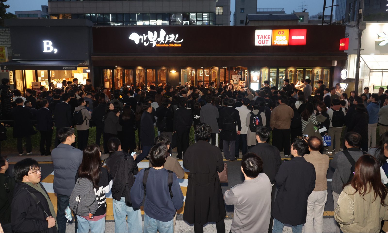 30일 서울 삼성동 인근 깐부치킨 매장 앞으로 젠슨 황 엔비디아 최고경영자가 이재용 삼성전자 회장, 정의선 현대차 그룹 회장이 회동할 것으로 알려지자 취재진과 시민들로 붐비고 있다. (공동취재) 2025.10.30. 뉴스1