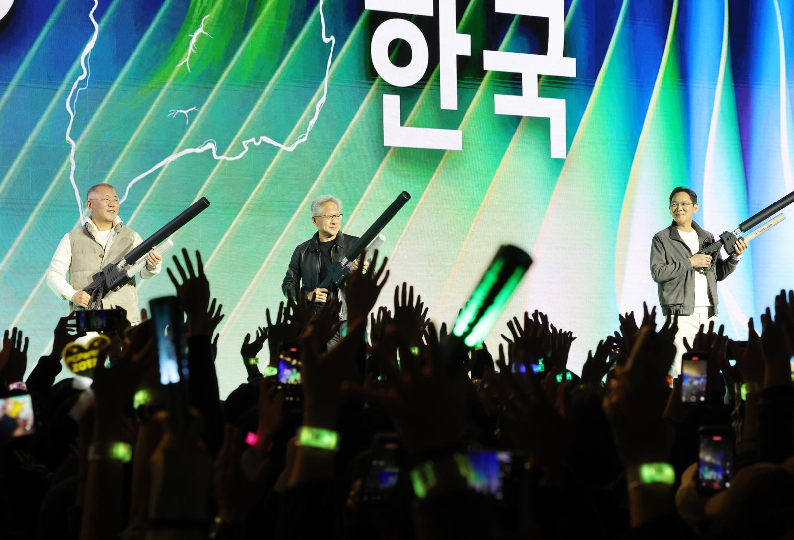 젠슨 황 엔비디아 최고경영자(CEO)와 이재용 삼성전자 회장, 정의선 현대차그룹 회장이 30일 서울 강남구 코엑스에서 열린 엔비디아 지포스 게이머 페스티벌에서 참관객들에게 선물을 나눠주고 있다. 2025.10.30. 사진공동취재단
