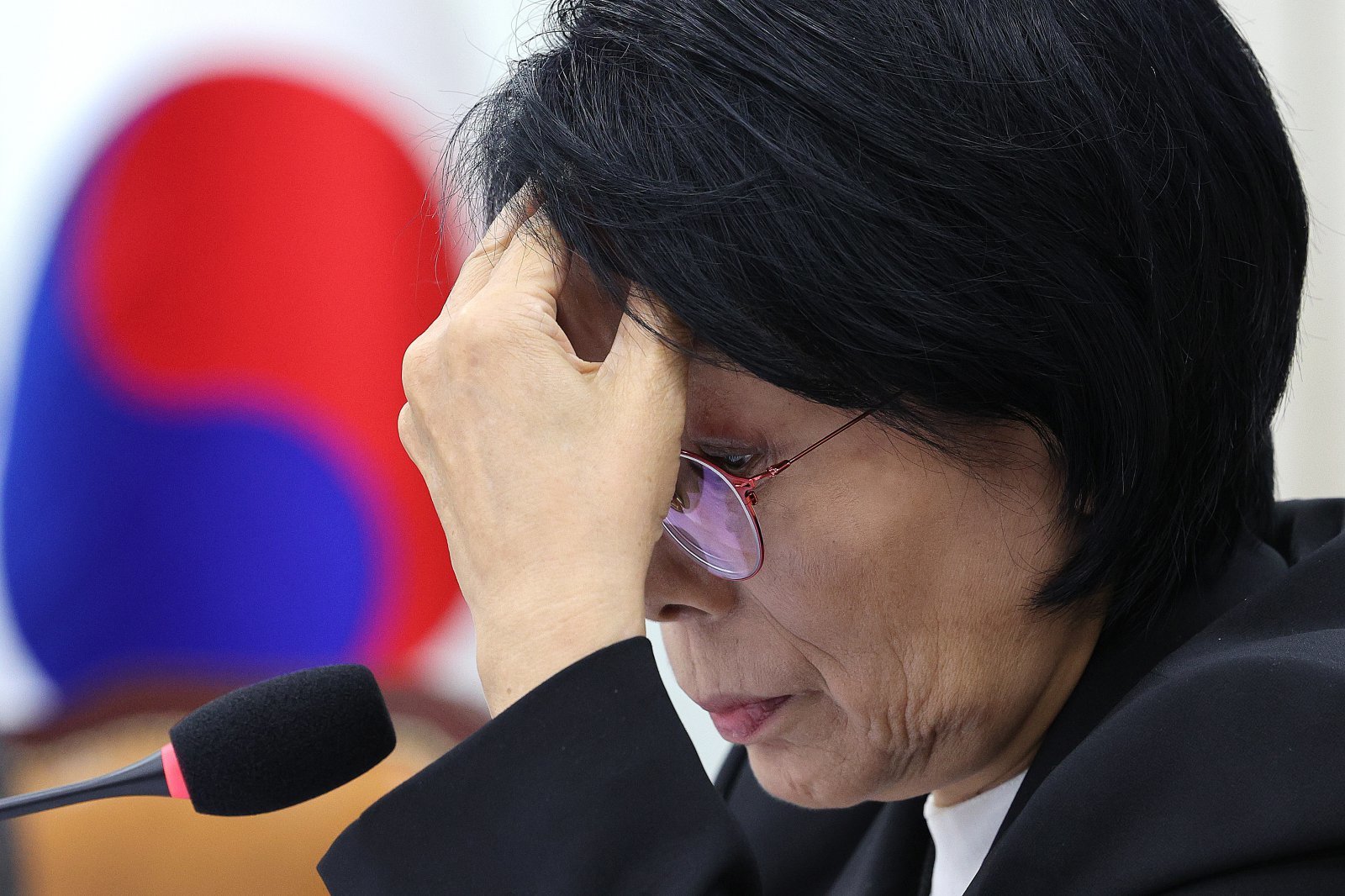 최민희 위원장이 전날(30일) 서울 여의도 국회 과학기술정보방송통신위원회에서 열린 국정감사 종합감사에서 생각에 잠겨 있다. 2025.10.30 뉴스1