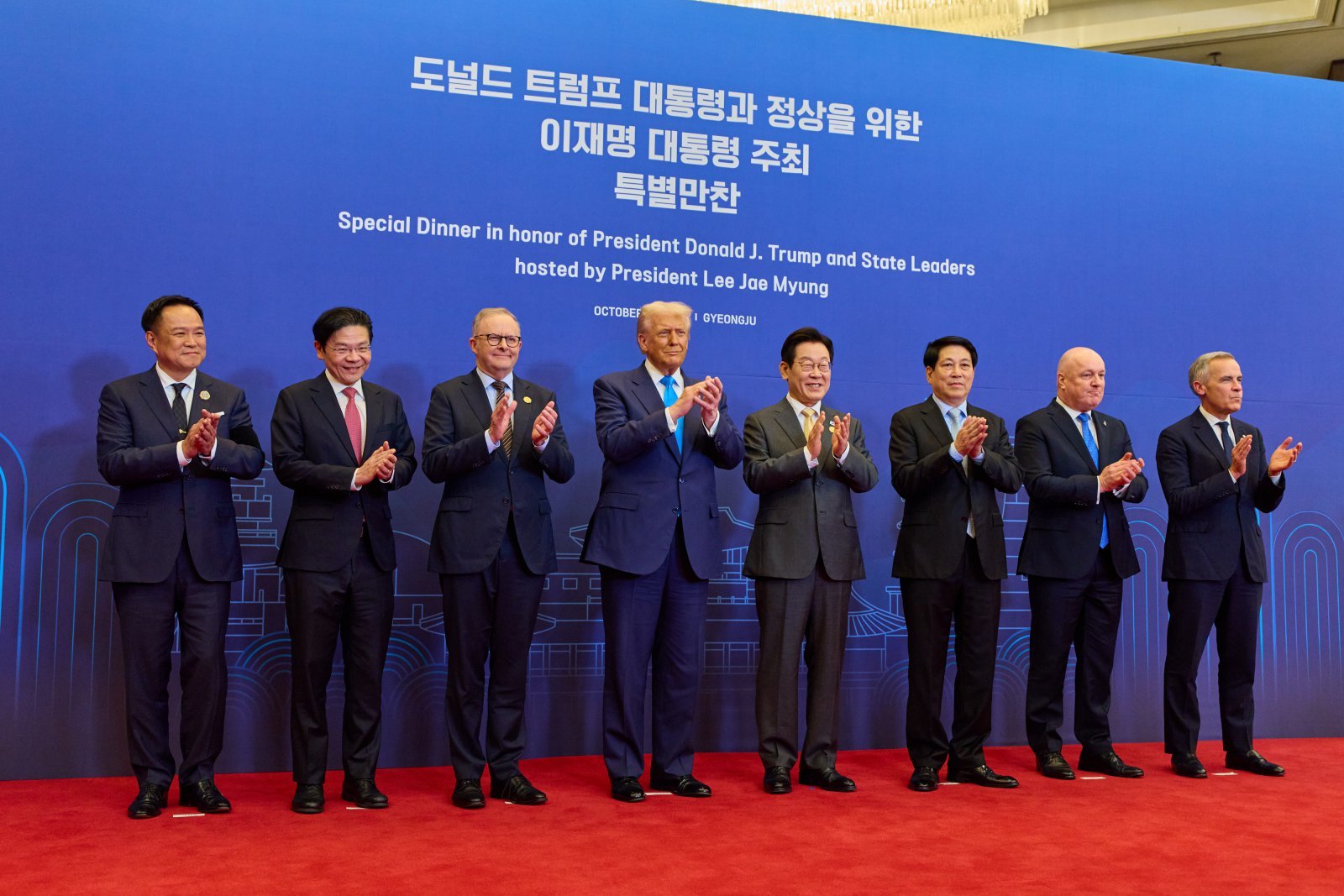 이재명 대통령이 29일 경북 경주 힐튼호텔 그랜드볼룸에서 열린 대통령 주최 정상 특별만찬에 앞서 각국 정상들과 기념촬영을 하고 있다. 왼쪽부터 아누틴 찬위라꾼 태국 총리, 로런스 웡 싱가포르 총리, 앤서니 앨버니지 호주 총리, 도날드 트럼프 미국 대통령, 이 대통령, 르엉 끄엉 베트남 국가주석, 크리스토퍼 럭슨 뉴질랜드 총리, 마크 카니 캐나다 총리. (대통령실 제공) 2025.10.29 뉴스1