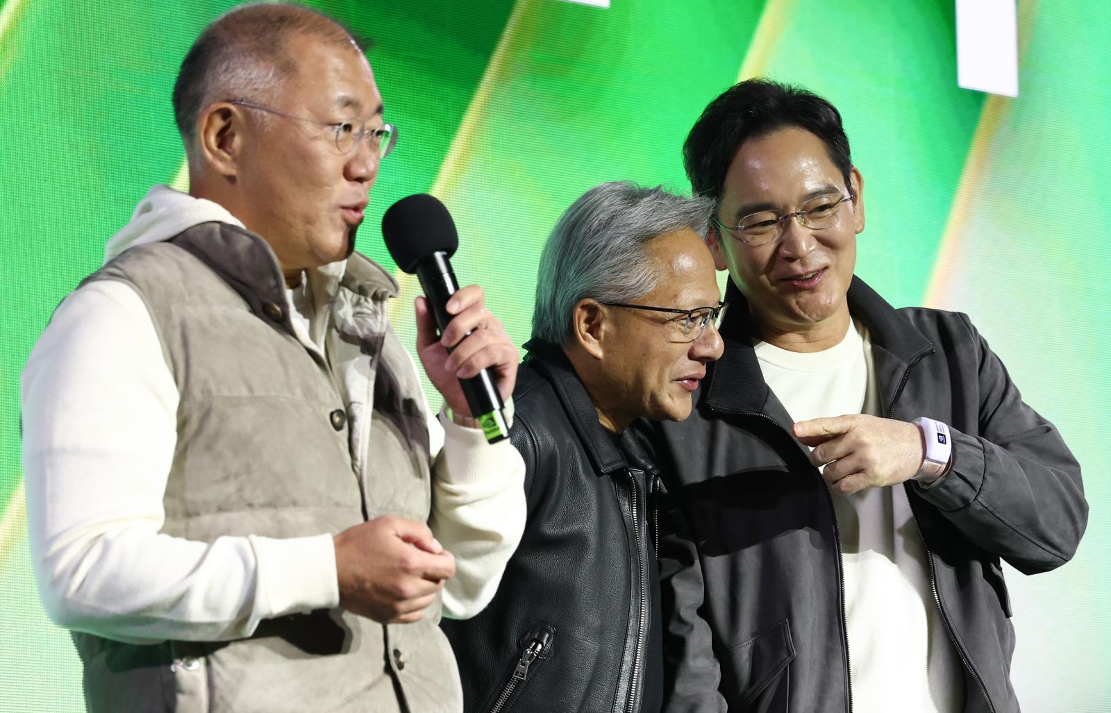 이재용 삼성전자 회장이 30일 오후 서울 강남구 코엑스 K-POP 광장에서 열린 지포스 게이머 페스티벌에서 정의선 현대차그룹 회장의 발언을 젠슨 황 엔비디아 최고경영자에게 통역하고 있다. 2025.10.30 사진공동취재단