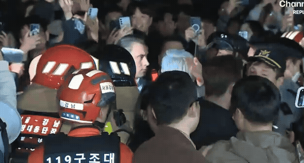 엔비디아 젠슨 황 최고경영자(CEO)가 시민들에게 바나나우유를 건네고 있다. 사진=채널A