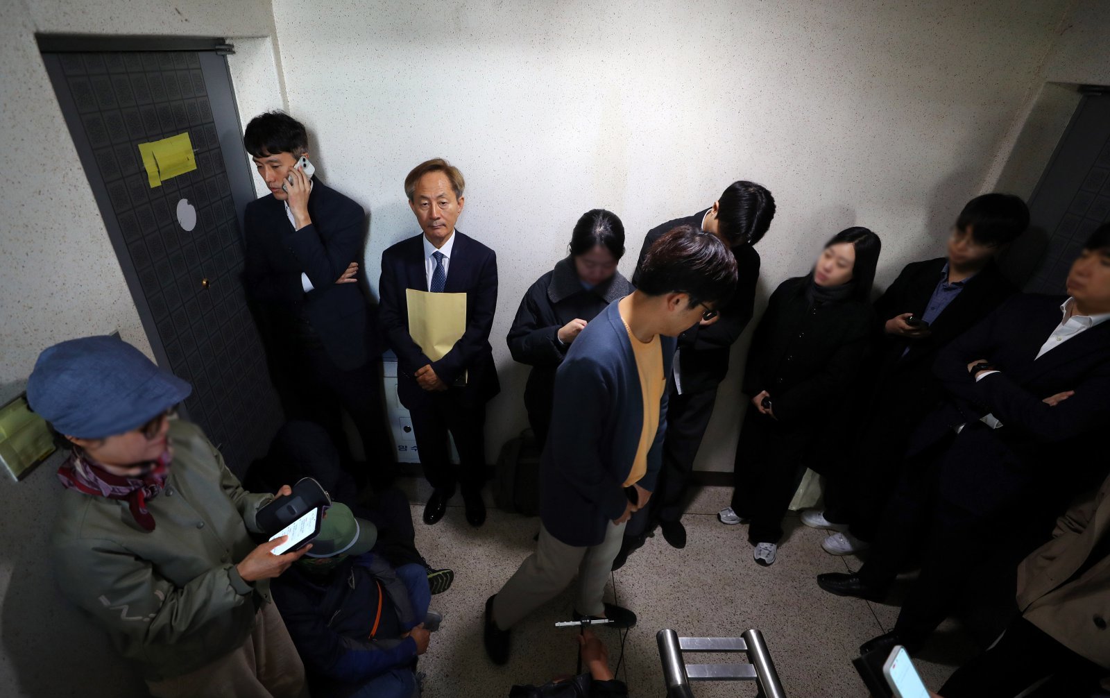 12·3 비상계엄 관련 내란·외환 의혹을 수사하는 조은석 특별검사팀이 27일 서울 용산구 이태원동 황교안 전 국무총리 자택에서 압수수색하기 위해 대기하고 있다. 2025.10.27. [서울=뉴시스]