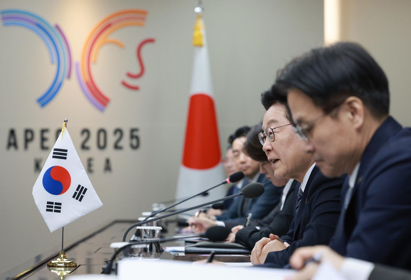 이재명 대통령이 30일 경북 경주 APEC 정상회의장에서 열린 다카이치 사나에 일본 총리와 한일 정상회담에서 발언하고 있다. 2025.10.30. 뉴시스