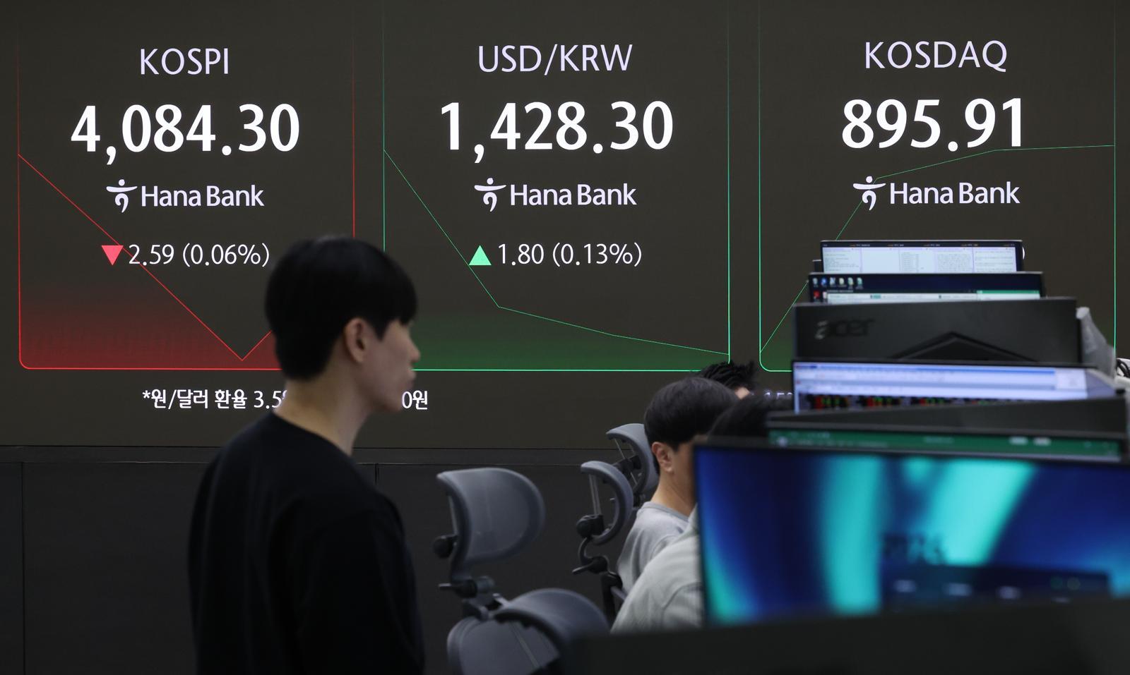 코스피가 전 거래일(4086.89)보다 3.64포인트(0.09%) 하락한 4083.25에 개장한 31일 오전 서울 중구 하나은행 딜링룸에 지수가 표시돼 있다. 2025.10.31. 뉴시스